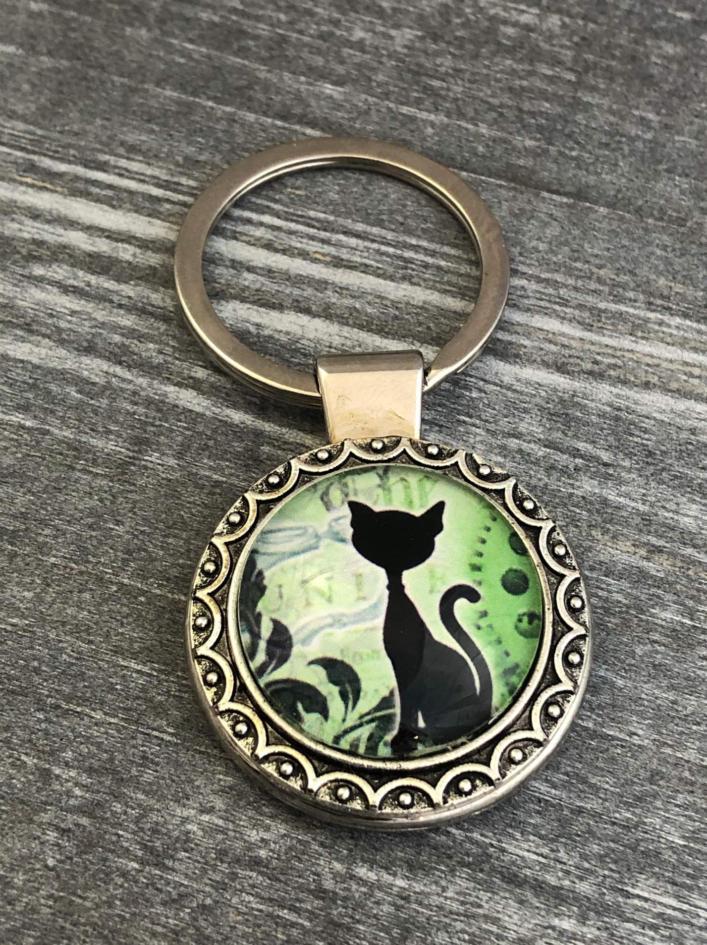 Stylish Cat Keychain for Women - Cute Handbag Charm Accessory - Perfect for Purse, Backpack & Keyring Gifts