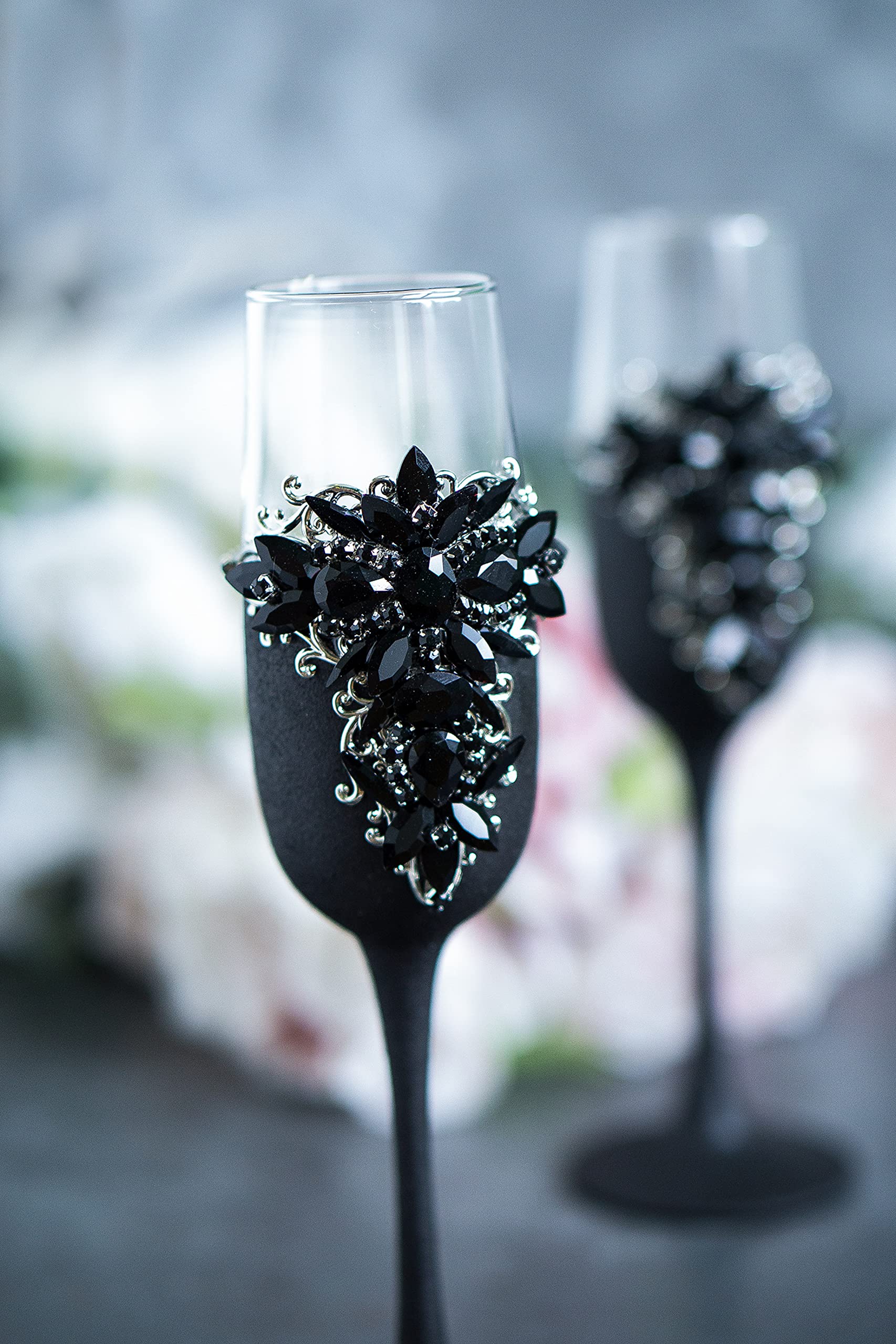 Elegant Black Wedding Flutes & Cake Server Set for Bride and Groom - Engraved Champagne Glasses & Cake Knife - Perfect for Wedding Reception, Anniversary & Romantic Celebrations