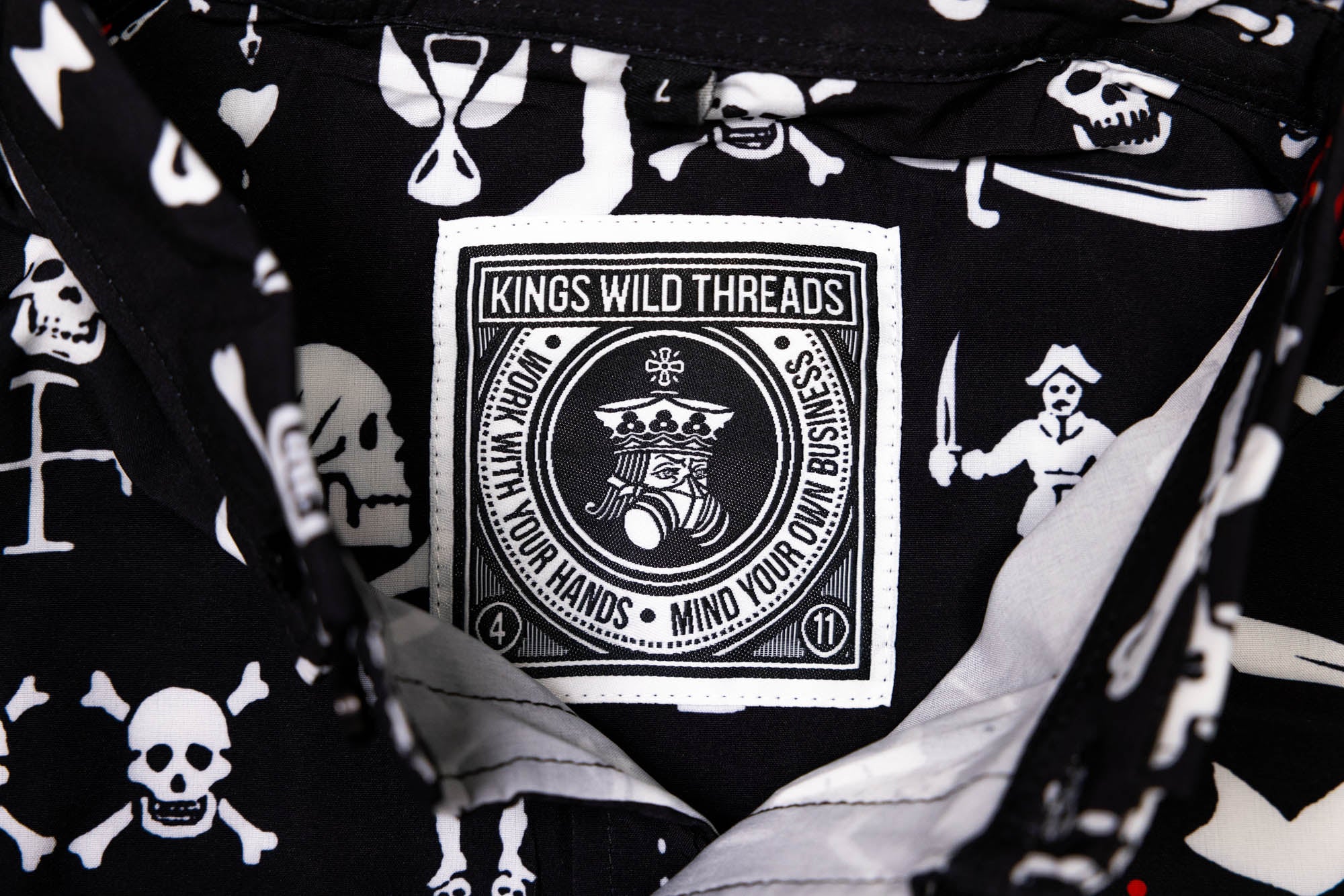 Kings Wild Threads Pirates T-Shirt - Vintage Pirate Graphic Tee for Men & Women - Perfect for Halloween Costumes, Pirate Themed Parties & Casual Wear