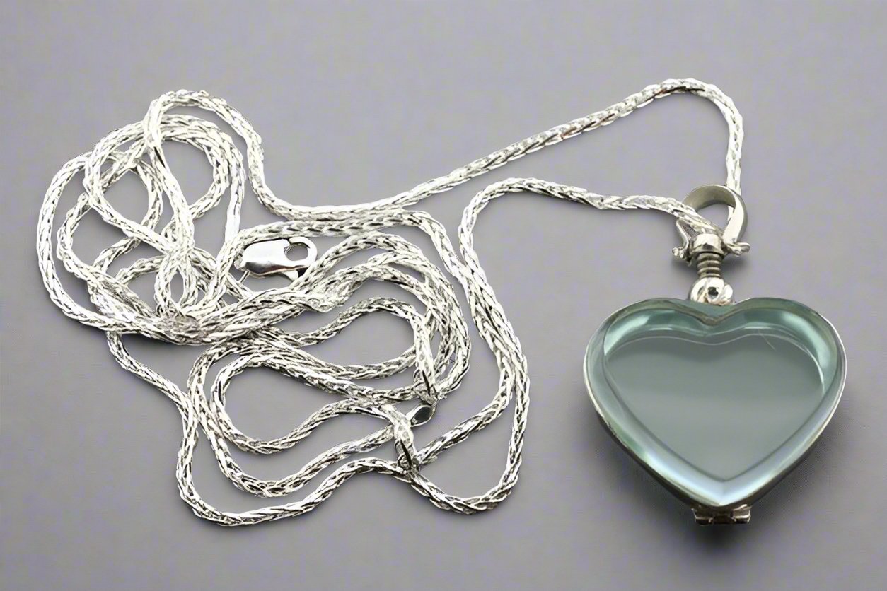 Elegant Glass Heart Locket Pendant on 70cm Espiga Chain - Perfect for Valentine's Gifts, Anniversary Presents & Romantic Occasions