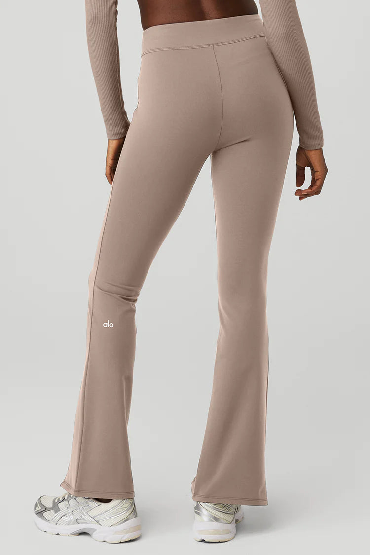 Alo Yoga Women's Airbrush High Waist Flutter Leggings - Taupe Tan | Buttery Soft Yoga Pants for Pilates, Barre & Lounge | Seamless Workout Leggings with 4-Way Stretch