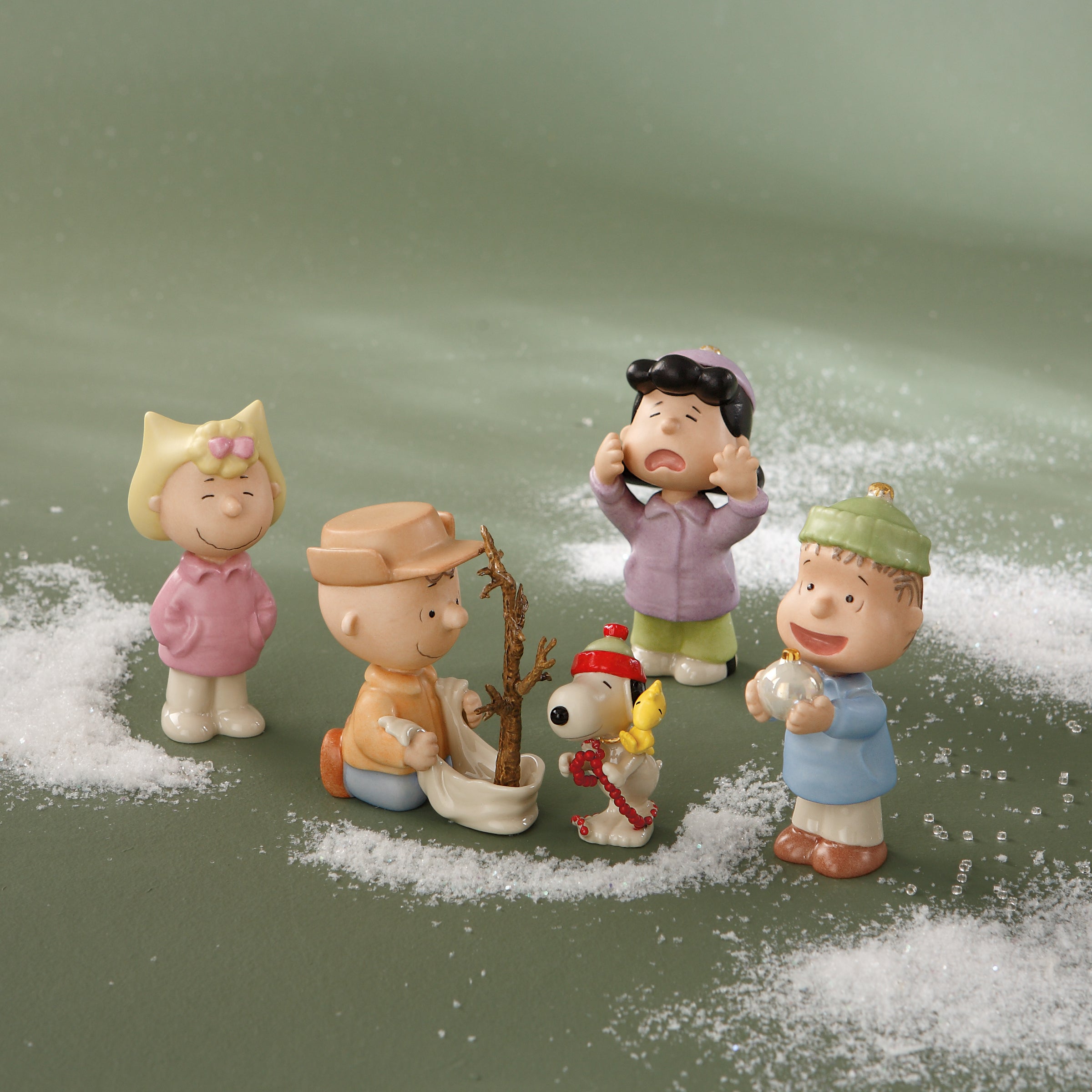 Charlie Brown Christmas Figurine Set - 5 Piece Peanuts Collectible Decor for Holiday Display & Gift Giving