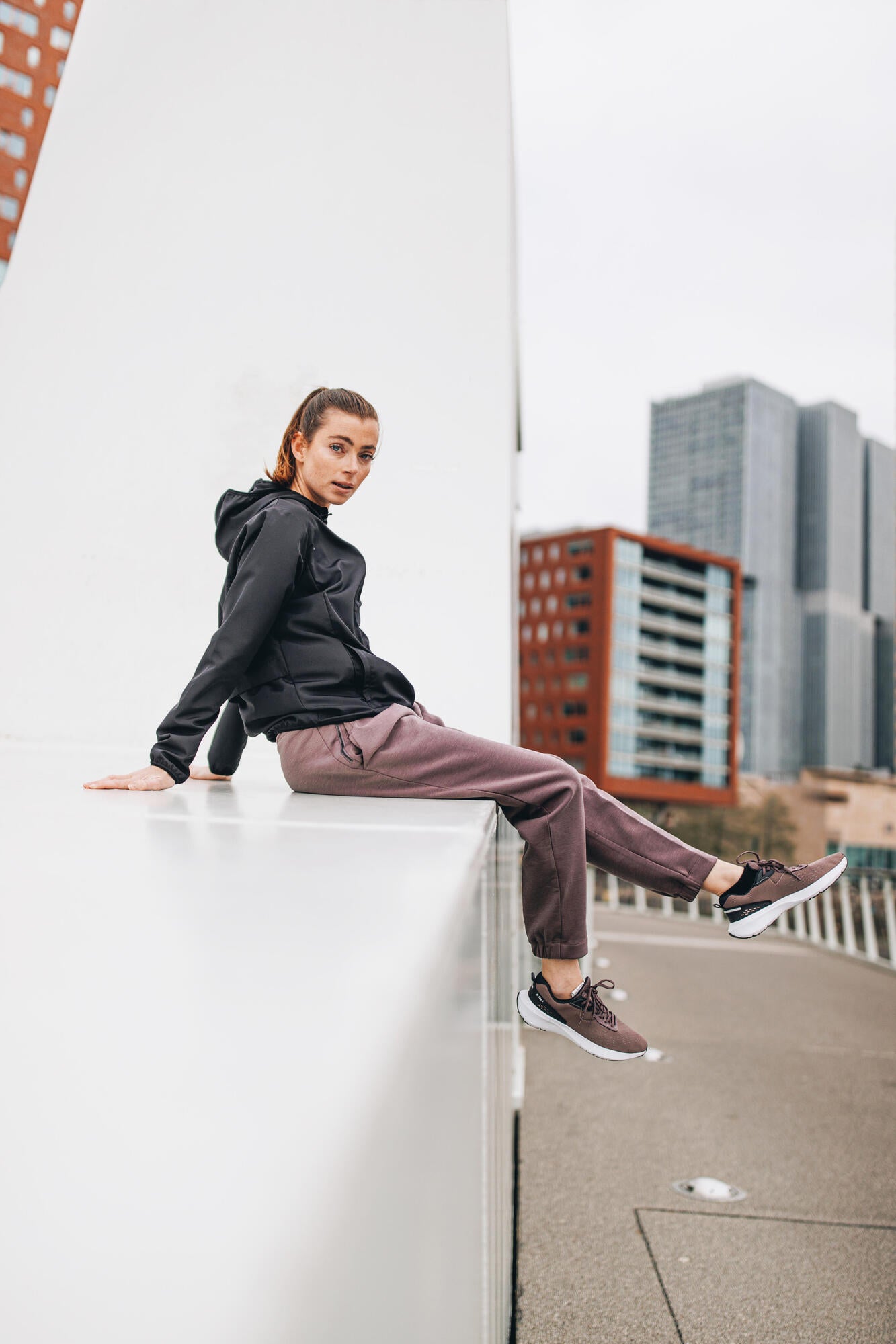 Kiprun Women's Run 100 Windproof Running Jacket - Lightweight Water-Resistant Trail Running Coat for Outdoor Jogging & Hiking - Perfect for Cold Weather Training & Mountain Adventures