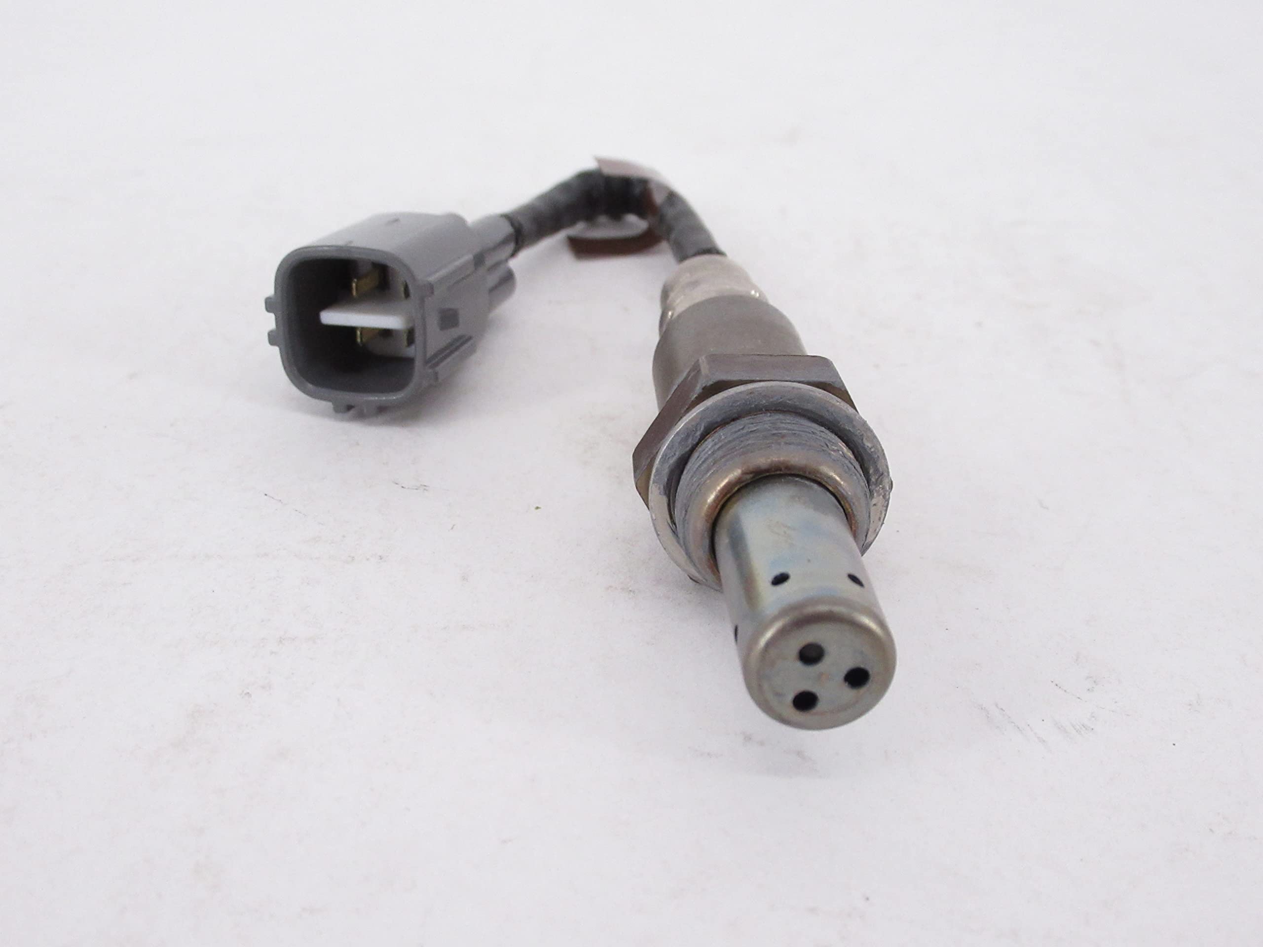 Genuine TOYOTA 89465-0C180 Oxygen Sensor - Compatible with Select Toyota Models - Improve Engine Performance & Fuel Efficiency - Perfect for City Driving & Highway Commutes