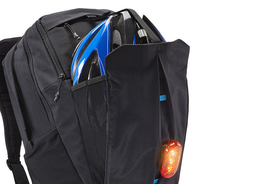 Thule Paramount Daypack - Lightweight Hiking Backpack for Men & Women, Durable Black Daypack for Travel, Work & Outdoor Adventures