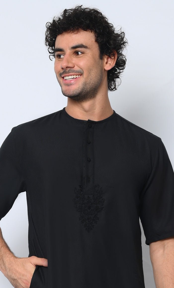 Modern Classic Men's Black Thobe with Embroidered Design & Pockets | Islamic Prayer Robe, Eid Outfit & Formal Occasion Wear