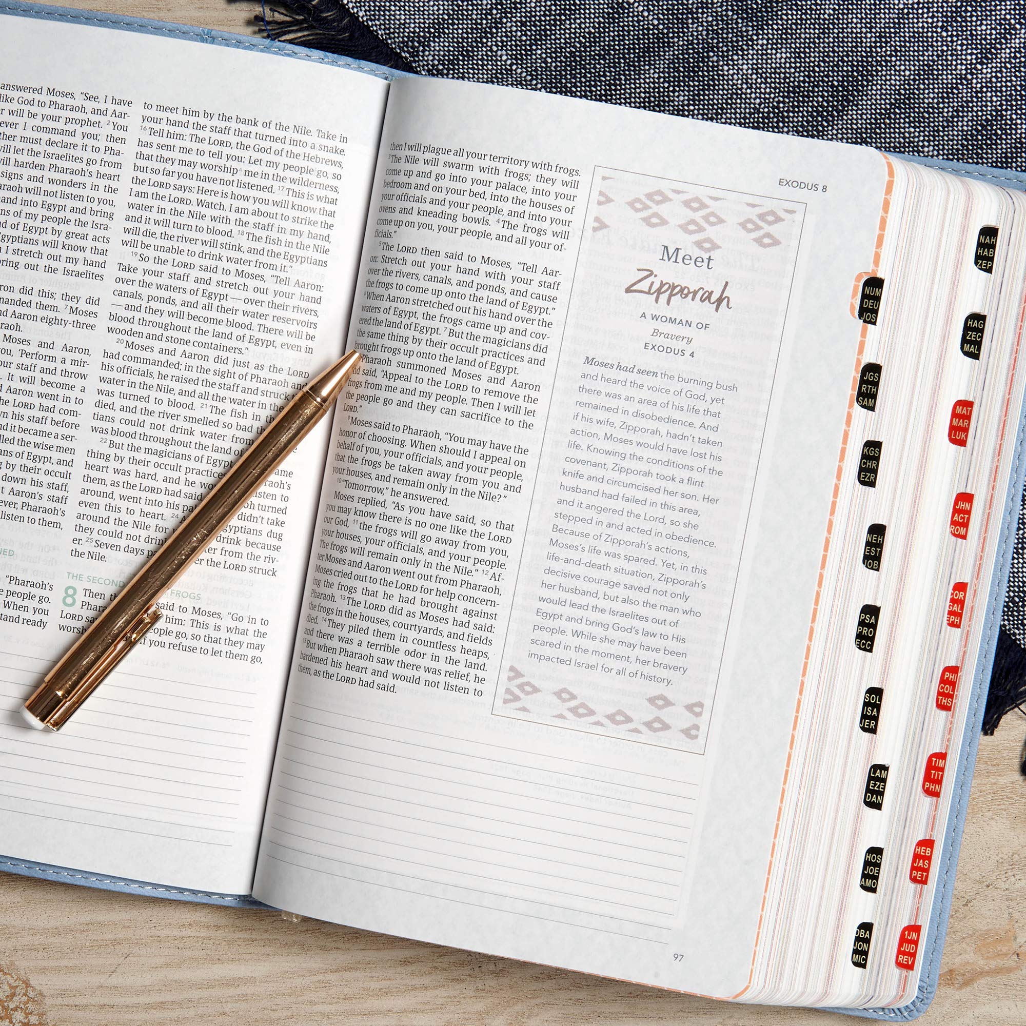 CSB Devotional Bible - Blue LeatherTouch, Indexed, Devotionals & Journaling for Women's Daily Faith
