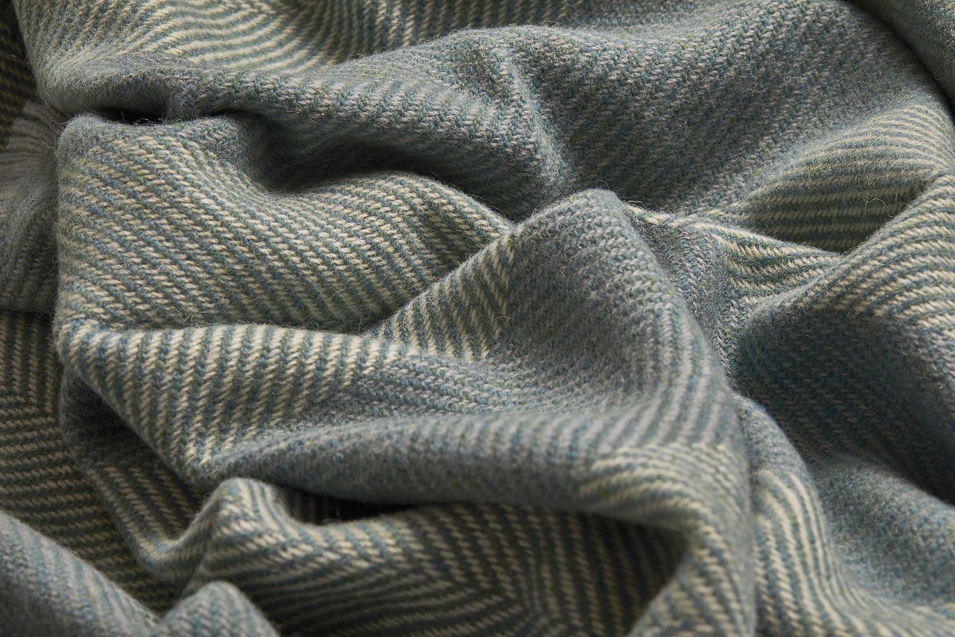 Premium Sage Corrán Irish Wool Throw Blanket - Handwoven 100% Pure Wool, Soft & Warm, Traditional Celtic Design - Perfect for Sofa, Bed & Cozy Winter Nights