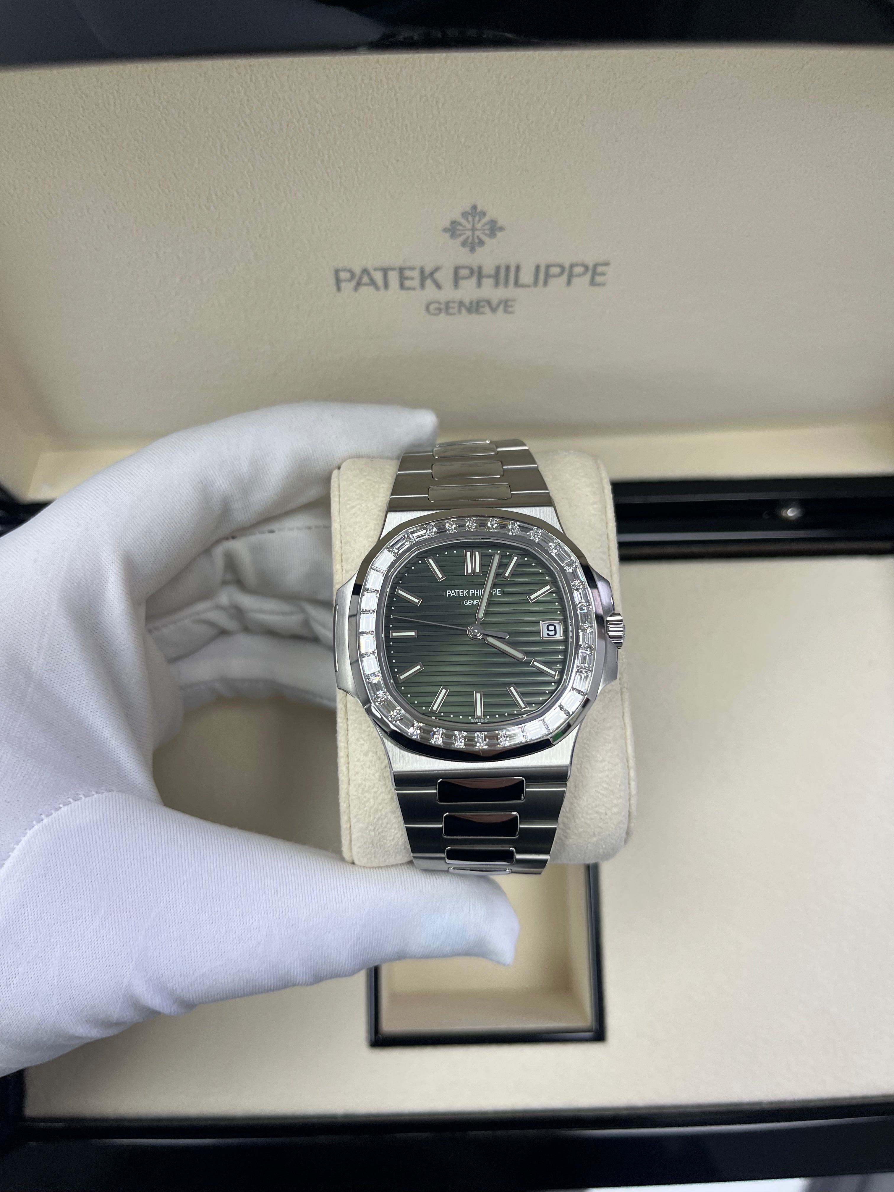 Patek Philippe Nautilus 5711/1300A-001 Luxury Watch with Green Dial - Perfect for Business Meetings & Formal Events