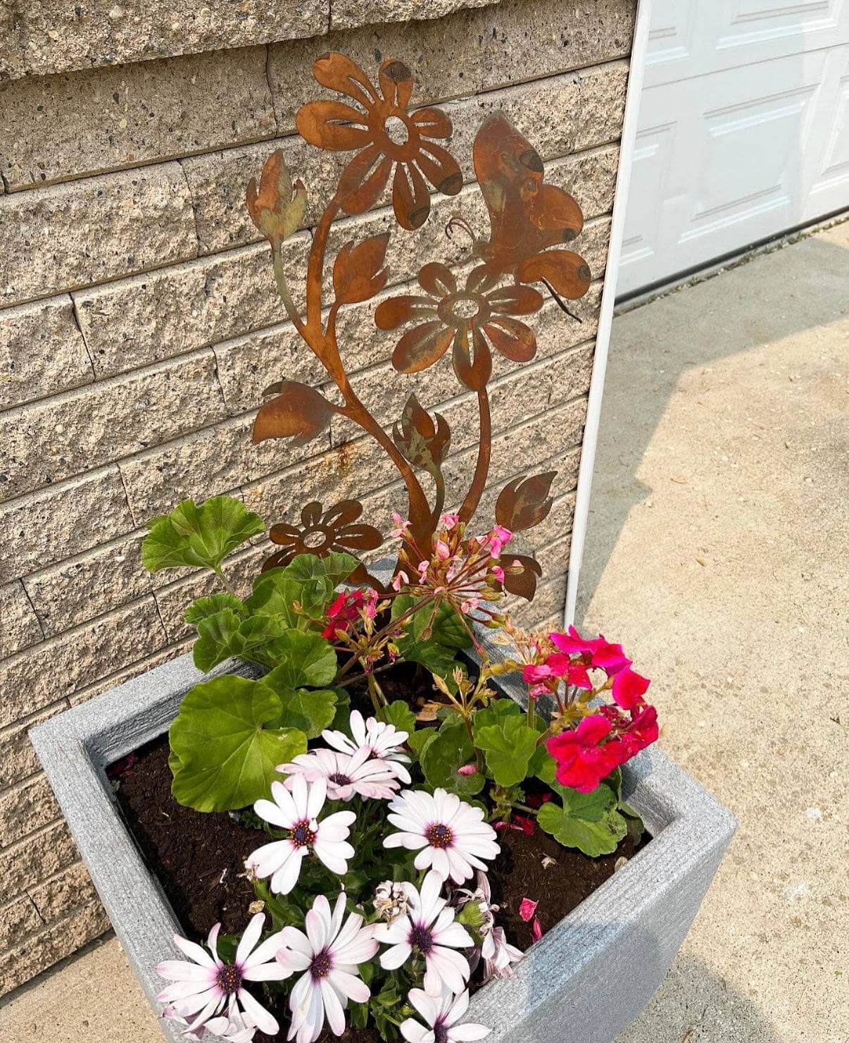Beautiful Daisy Flamed Garden Stake - Decorative Outdoor Metal Flower Stake for Yard, Lawn, and Garden Decor - Perfect for Patio, Backyard, and Landscape Design
