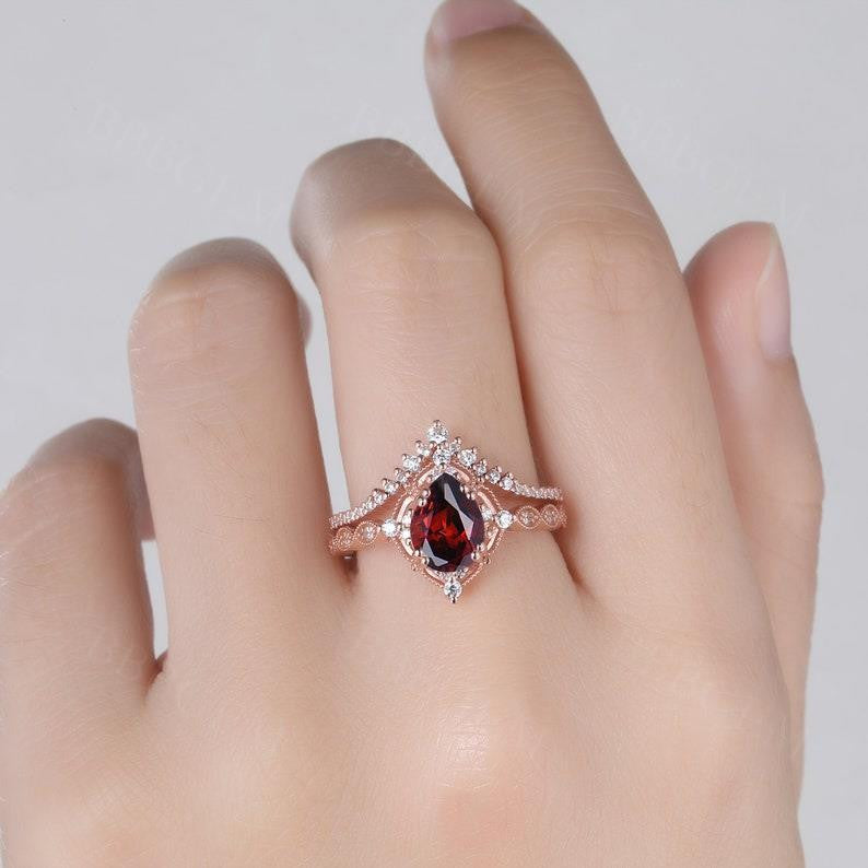 1.25 Carat Pear Cut Garnet Diamond Engagement Ring Set in Rose Gold - Vintage Style Wedding Band for Women, Anniversary Gift, Valentine's Day Present