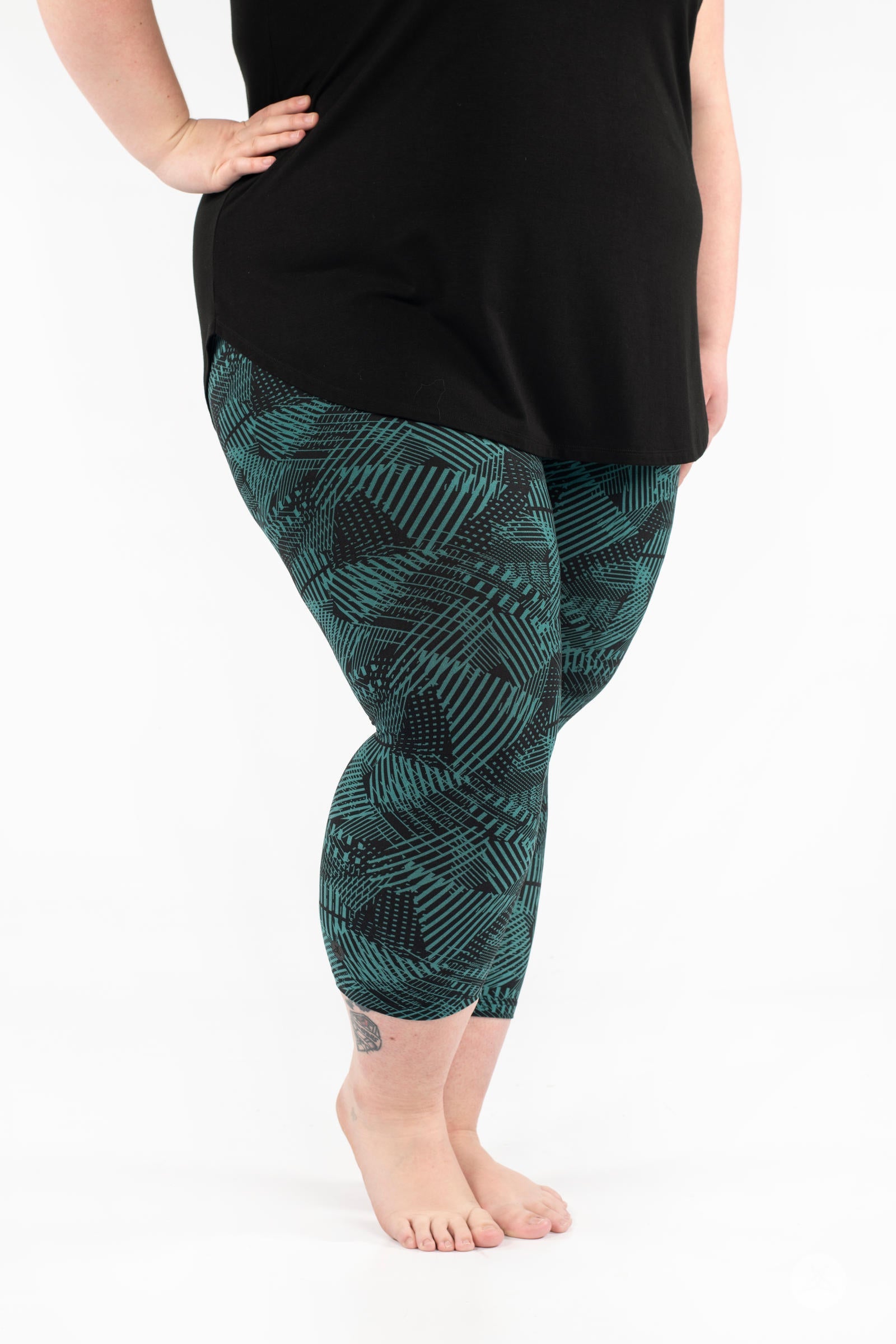 Geometric Glam Cropped Pants for Women - Trendy High Waist Yoga Pants with Unique Print - Perfect for Workout, Yoga & Casual Wear