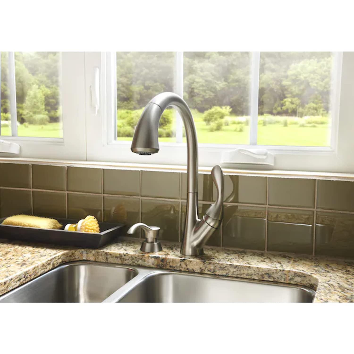 DELTA FAUCET CO 19922-SSSD-DST Stainless Steel Single Handle Pull-Down Kitchen Faucet with Soap Dispenser - Perfect for Modern Kitchens and Easy Dishwashing