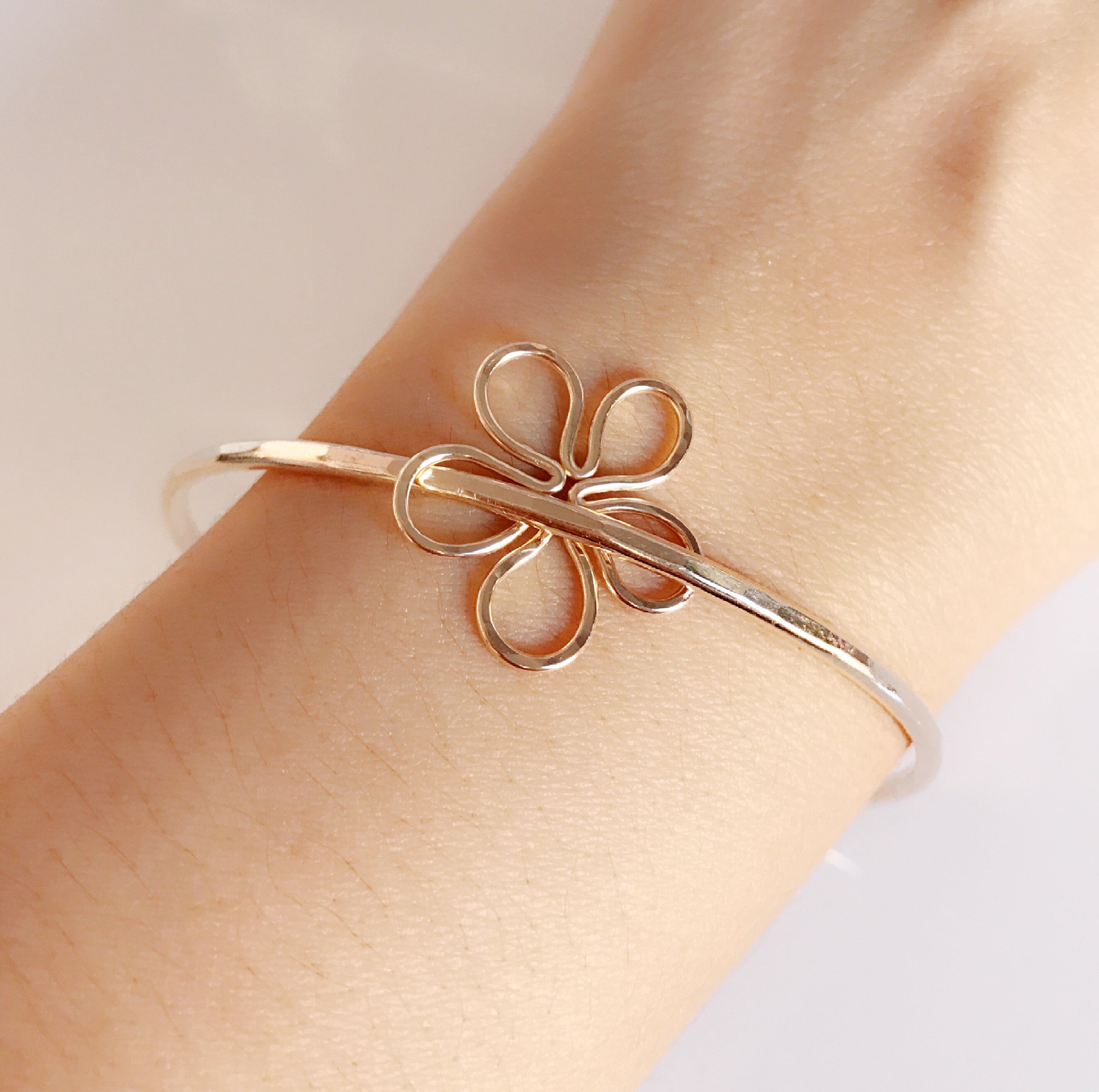 Bangle Plumeria (B326) - Stylish Floral Bangle Bracelet for Women, Perfect for Beach, Summer, and Boho Fashion