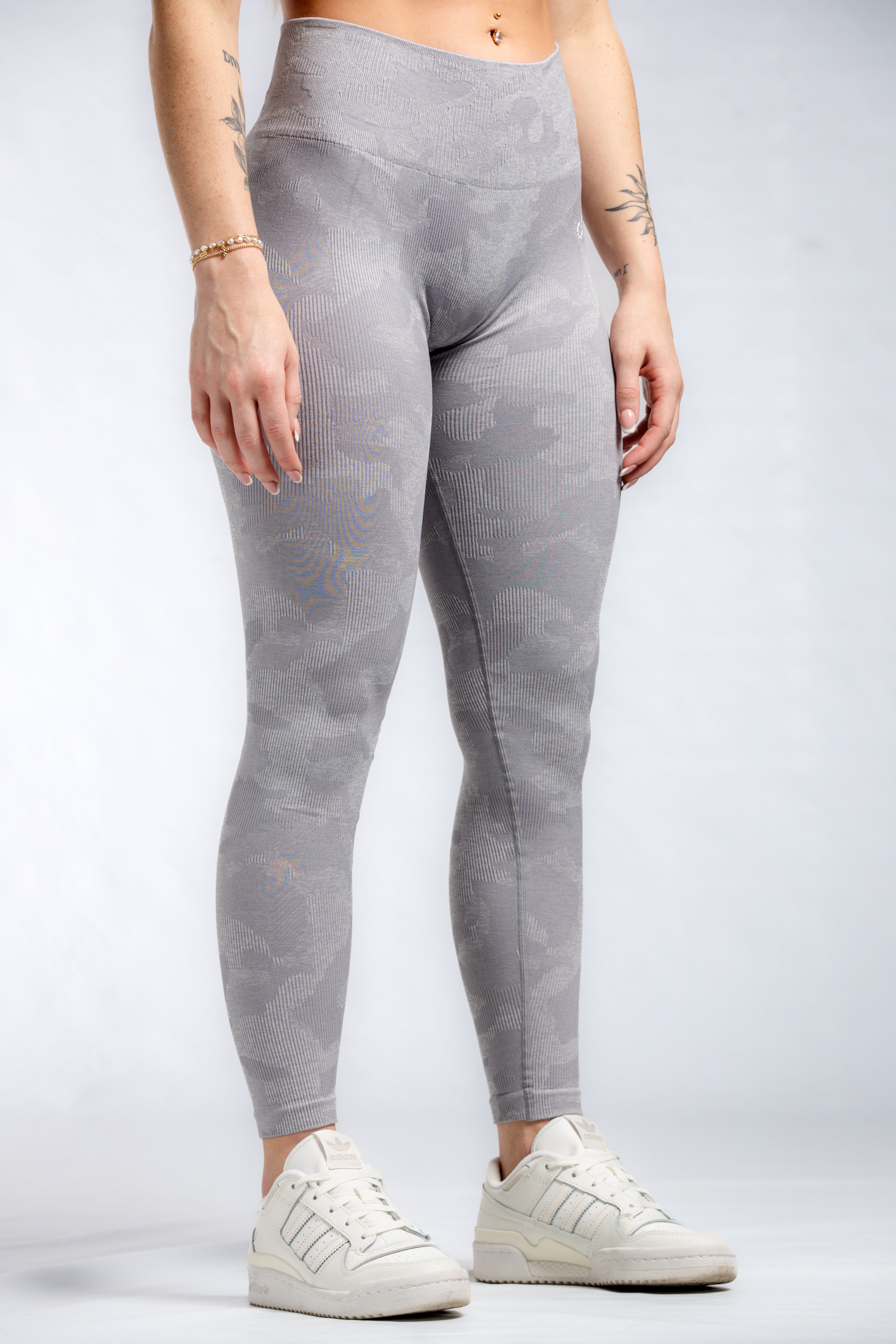 High Waist Seamless Leggings with Scrunch Butt - Grey Camo Print Yoga Pants for Women - Perfect for Workout, Running & Lounge Wear
