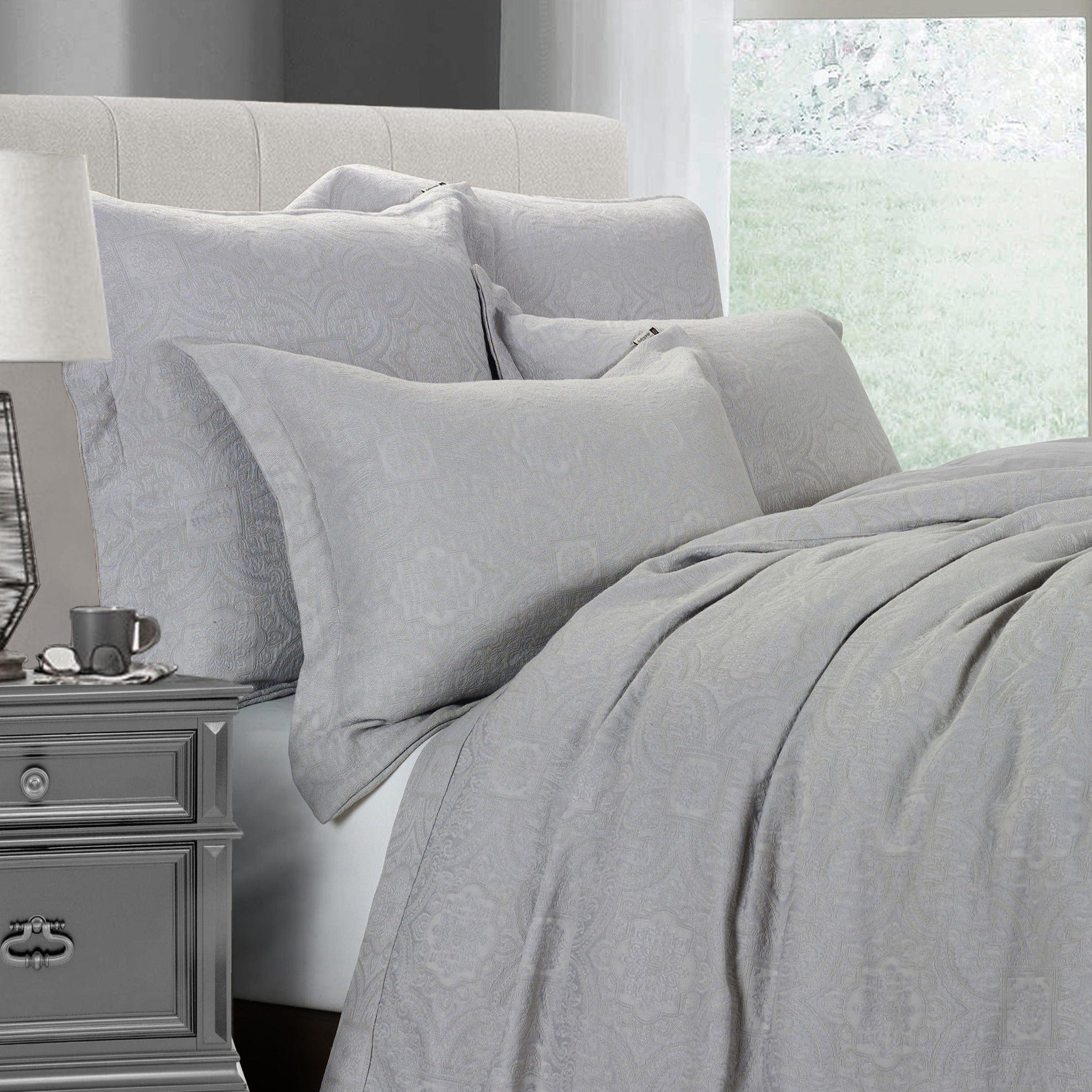 Luxury Medallion Matelassé Duvet Cover Set - Queen Size Bedding with Matching Pillow Shams - Elegant Quilted Textured Design for Master Bedroom Decor