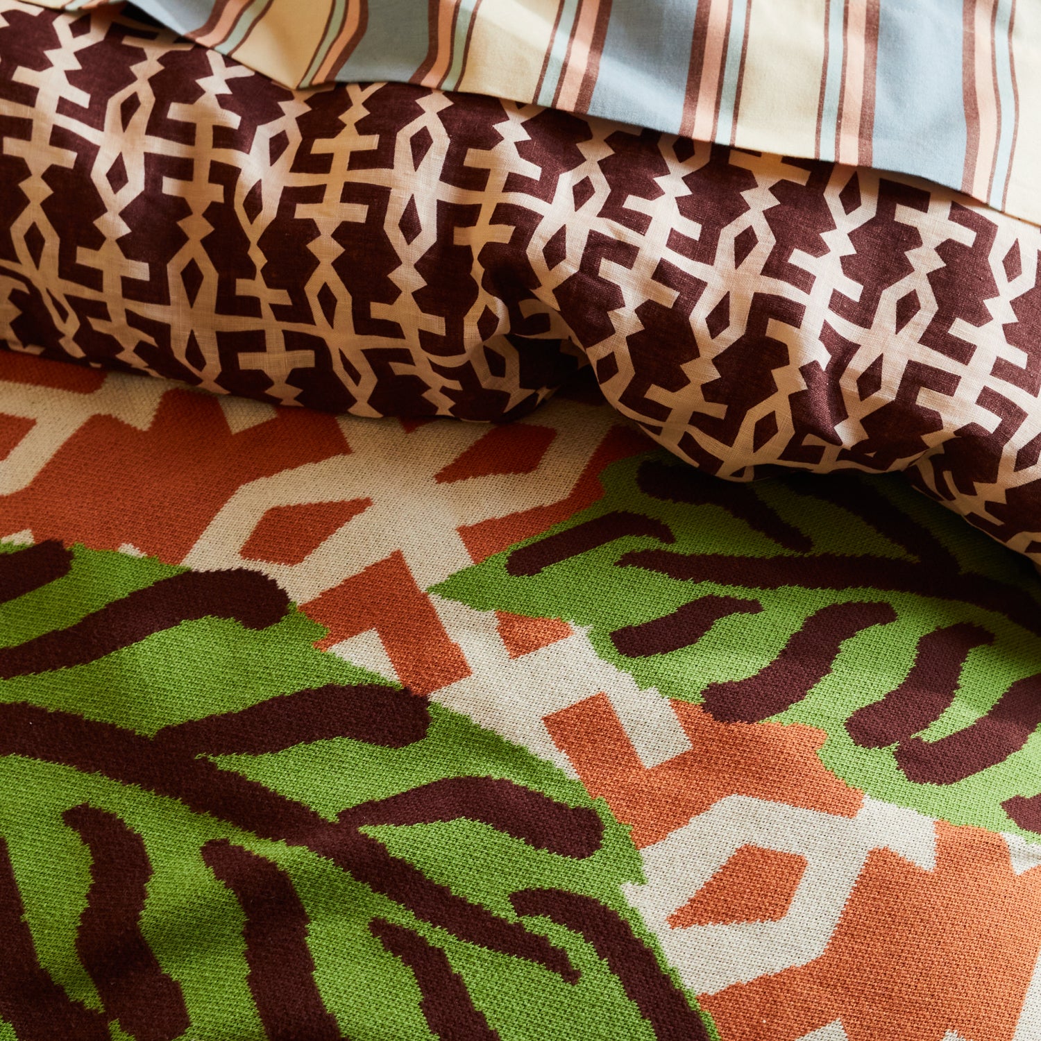 Amata Soft Palm Knit Throw Blanket - Cozy Lightweight Knitted Afghan for Sofa, Bed & Couch - Perfect for Living Room, Bedroom & Home Decor