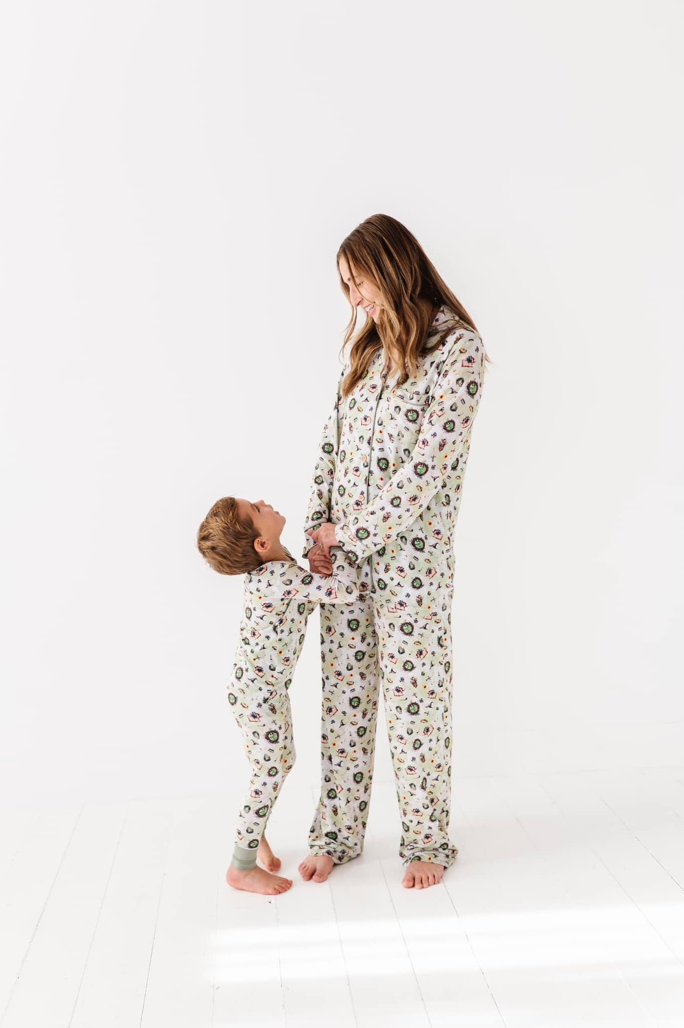The Lord of the Rings™ Icons Two-Piece Pajama Set - Comfortable Cotton Sleepwear for Fans - Perfect for Movie Nights & Cozy Evenings