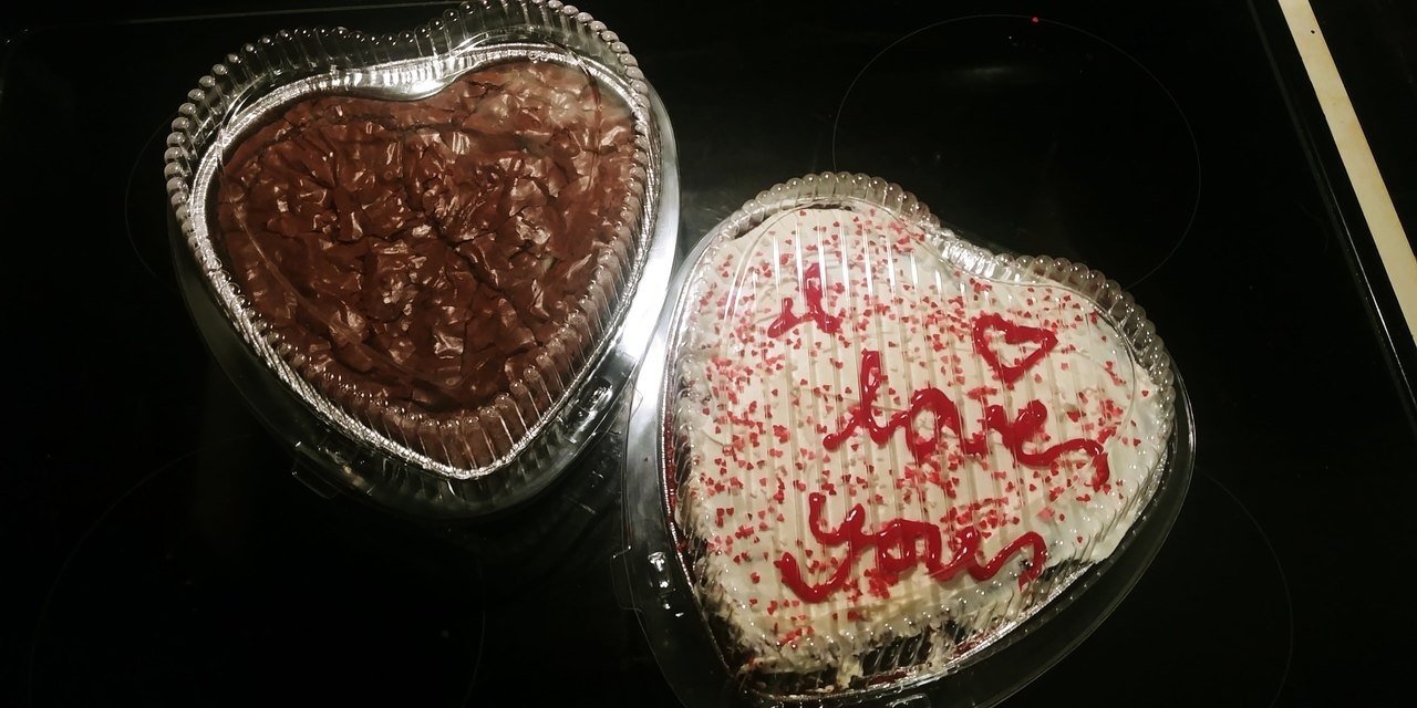 KitchenDance 8 Inch Disposable Heart Shaped Aluminum Cake Pans with Clamshell Lid - Perfect for Baking Cakes, Chocolates & Desserts - Valentine's Day, Birthday Party & Wedding Treats - Ideal for Storage & Transport (Pack of 12)