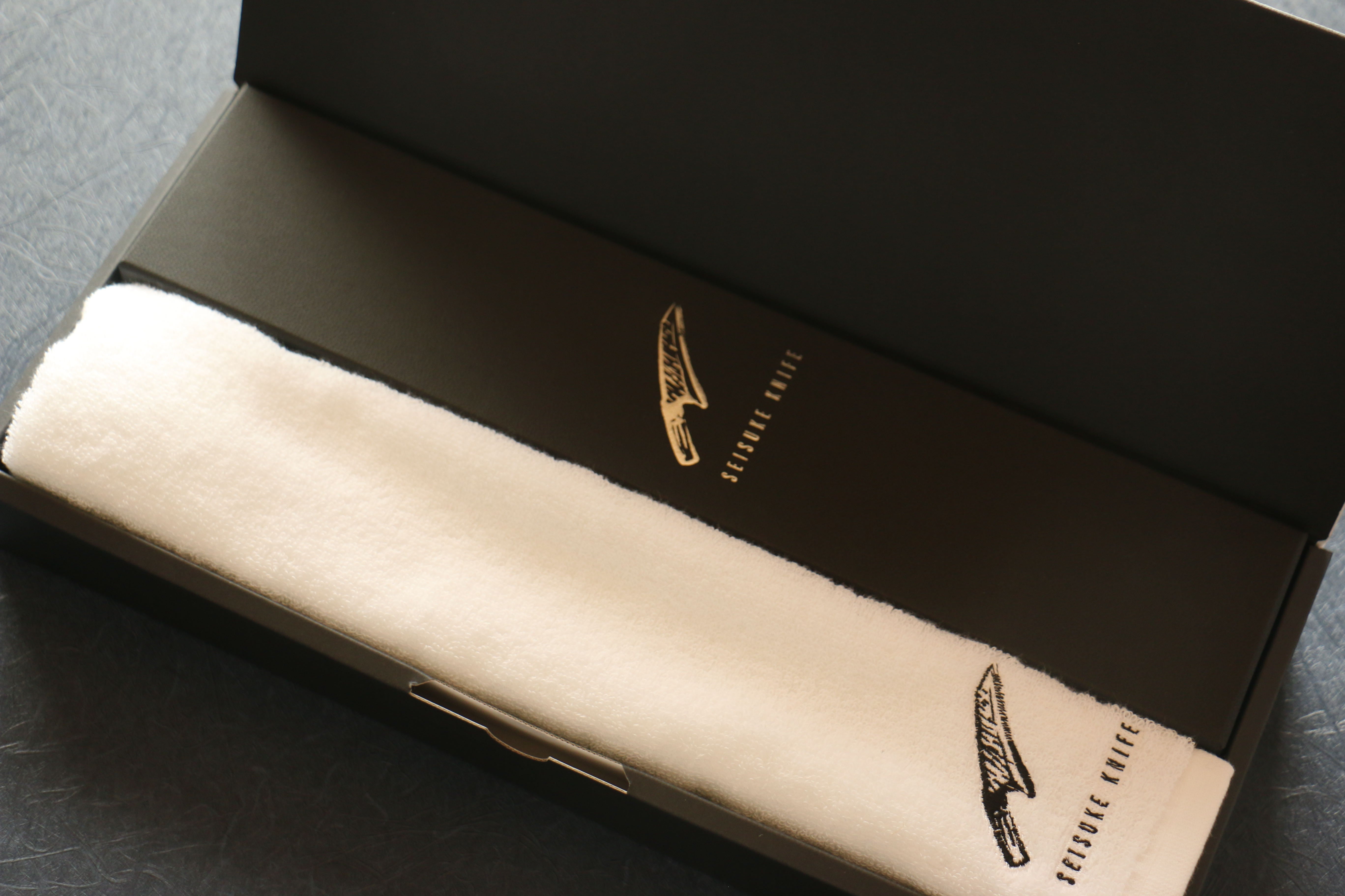 Premium Seisuke Swedish Steel Santoku Knife with Mahogany Handle & White Towel Gift Set - Perfect for Home Chefs, Cooking Enthusiasts & Kitchen Gifts