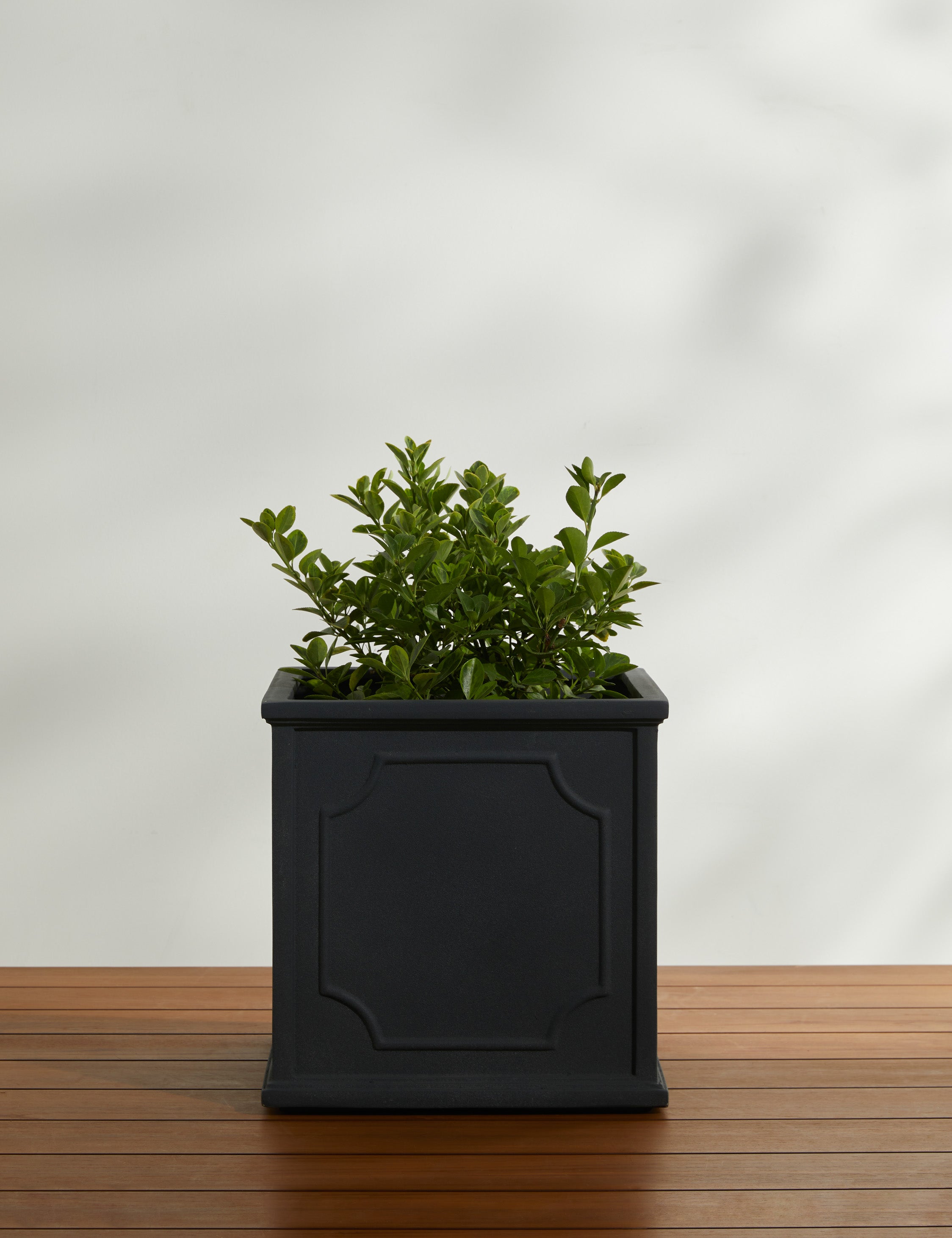 Campania International Cumberland Planter - Elegant Outdoor Garden Planter for Flowers, Plants & Herbs - Perfect for Patio, Deck, and Backyard Decor