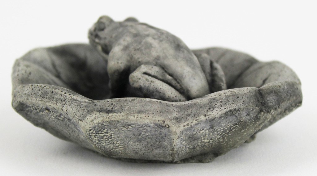 Frog on Lily Pad Garden Statue - Handcrafted Concrete Toad Sculpture for Outdoor Decor, Pond & Patio - Durable Cast Stone Frog Figurine for Garden, Yard & Water Features