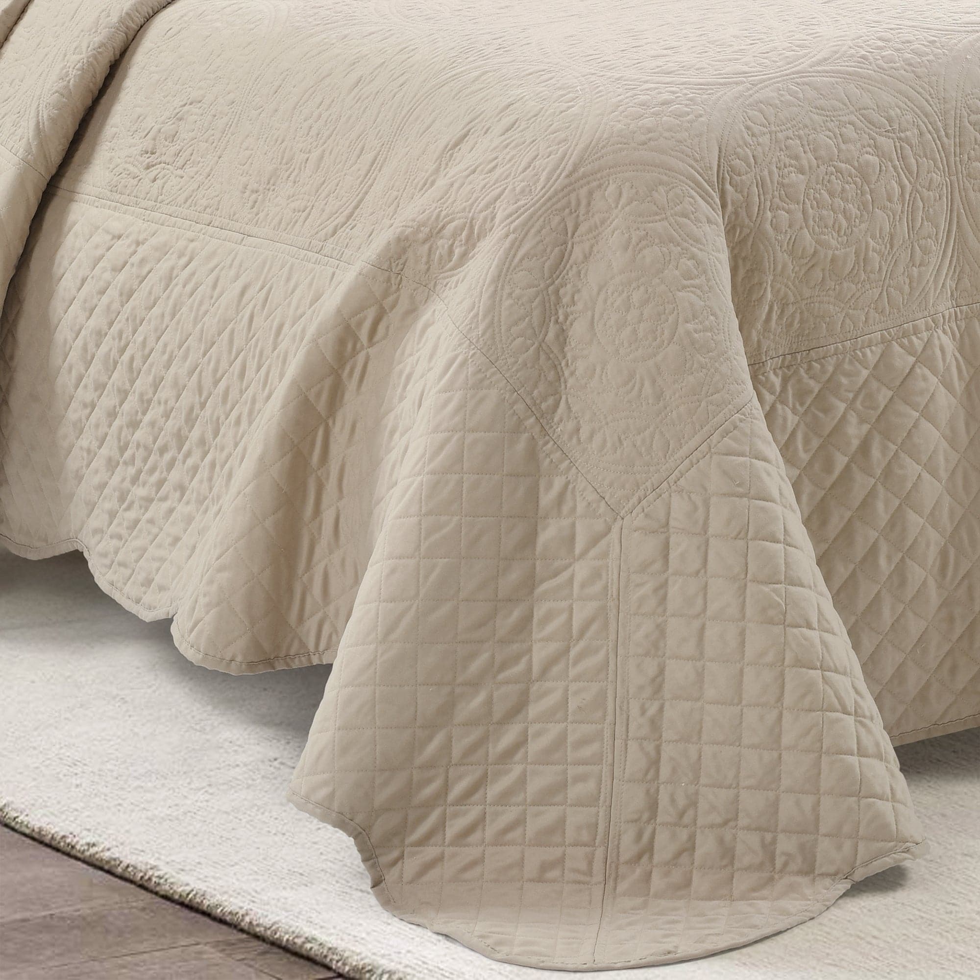 Medallion Scalloped Edge Oversized Bedspread Set - King Size Luxury Bedding with Embroidered Design for Master Bedroom, Guest Room & Hotel Decor
