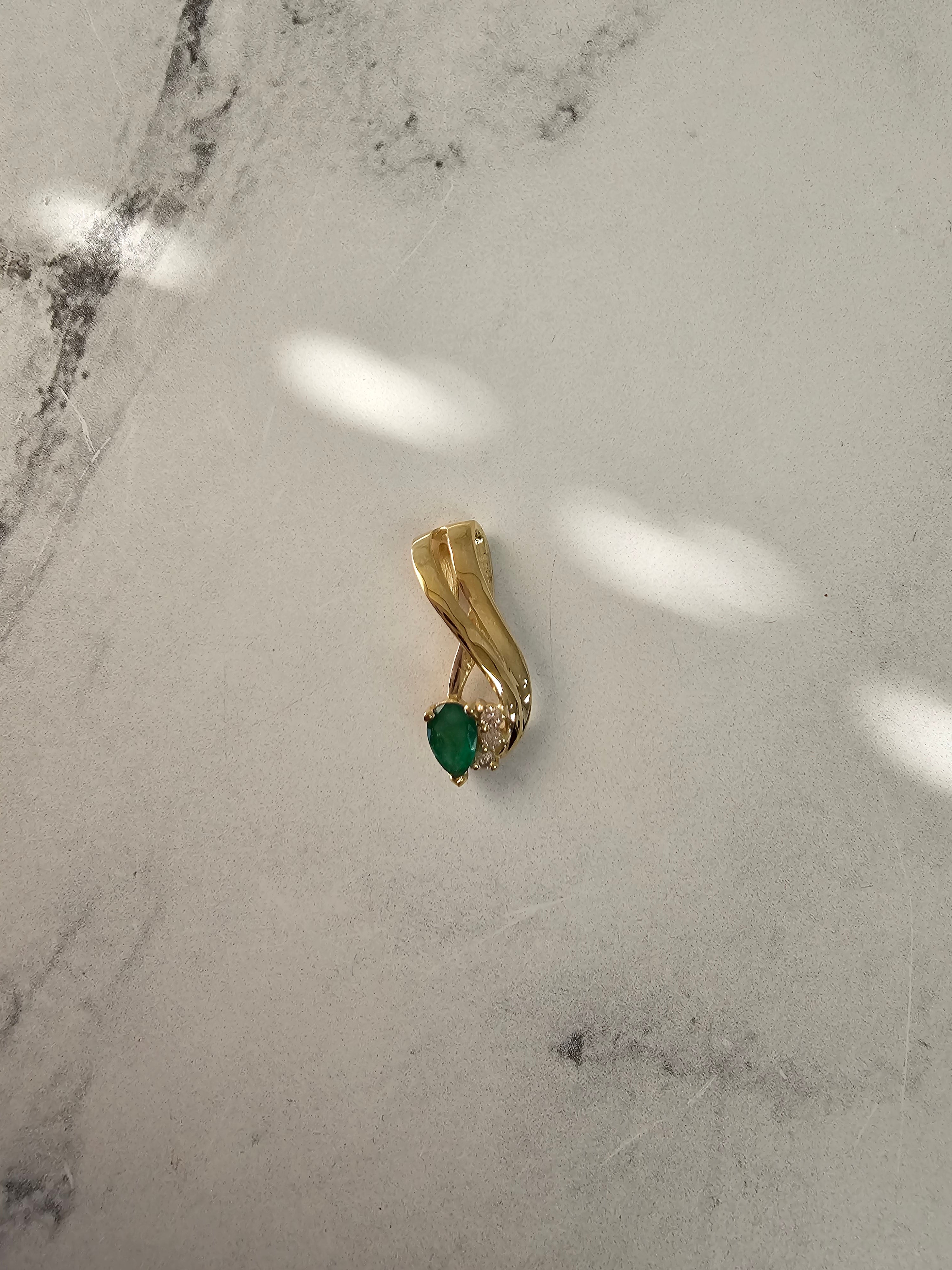 Vintage Style Emerald & Diamond Necklace in 14k Yellow Gold - Elegant Jewelry for Weddings, Anniversaries & Special Occasions