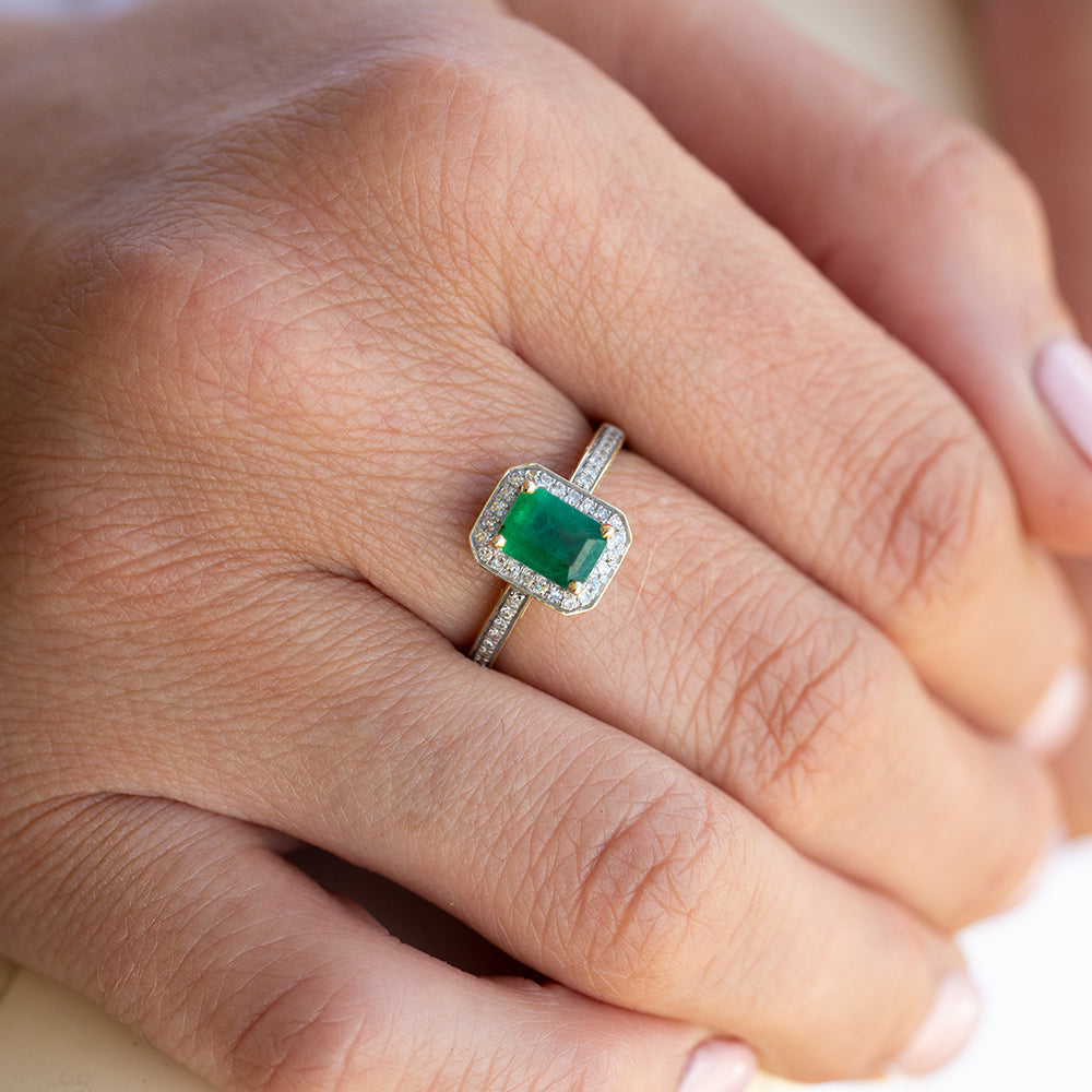 9ct Yellow Gold 1ct Natural Emerald and 0.15 Carat Diamond Ring for Women - Elegant Vintage Style Jewelry for Engagement, Anniversary & Special Occasions