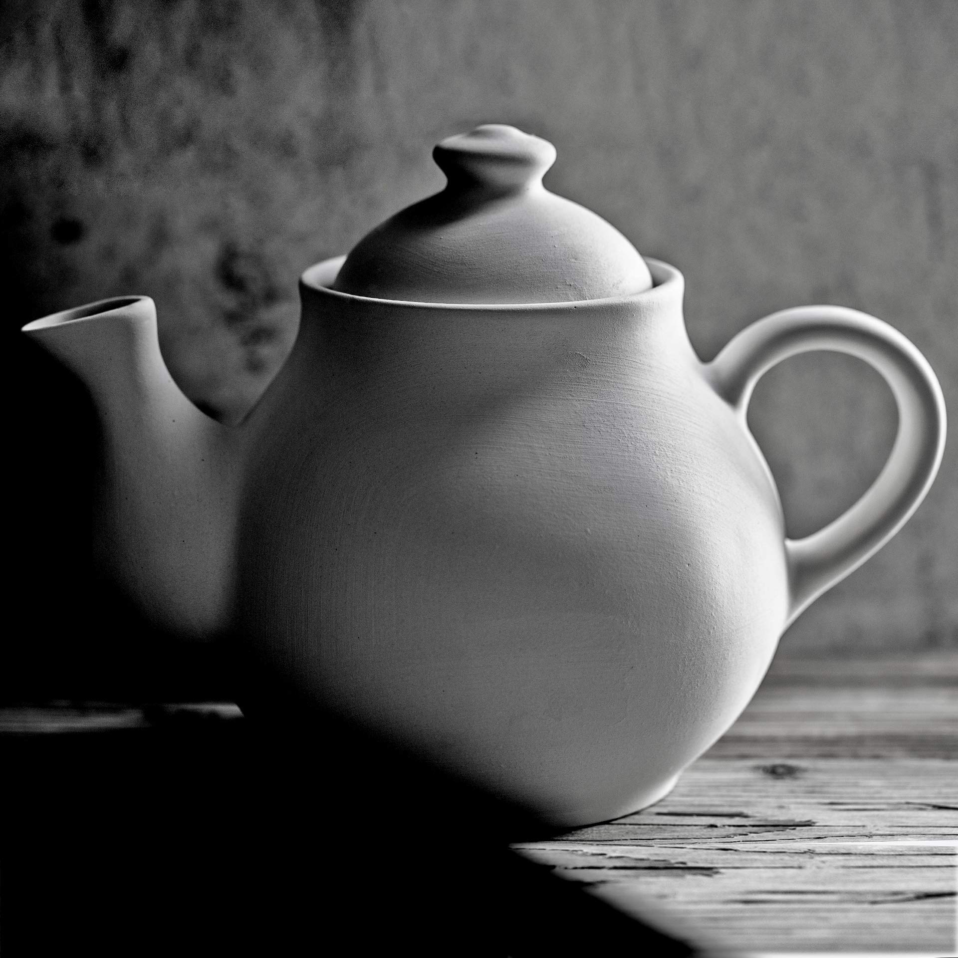 Handcrafted Premium 60 oz Ceramic Teapot for Blooming & Loose Leaf Tea - White & Black Blue Polka Dot Design - Large Capacity (6-8 Cups) - Perfect for Tea Lovers, Afternoon Tea Parties & Cozy Cottage Gatherings