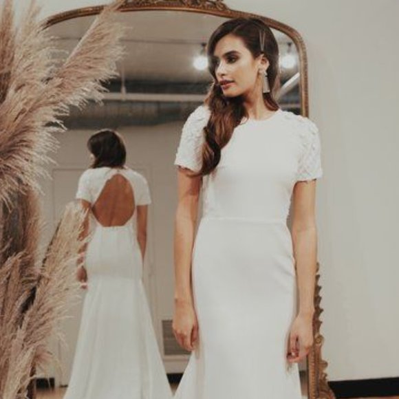 Sarah Seven Madison Sample Gown - Elegant Wedding Dress for Brides | Perfect for Beach Weddings, Garden Ceremonies & Formal Receptions