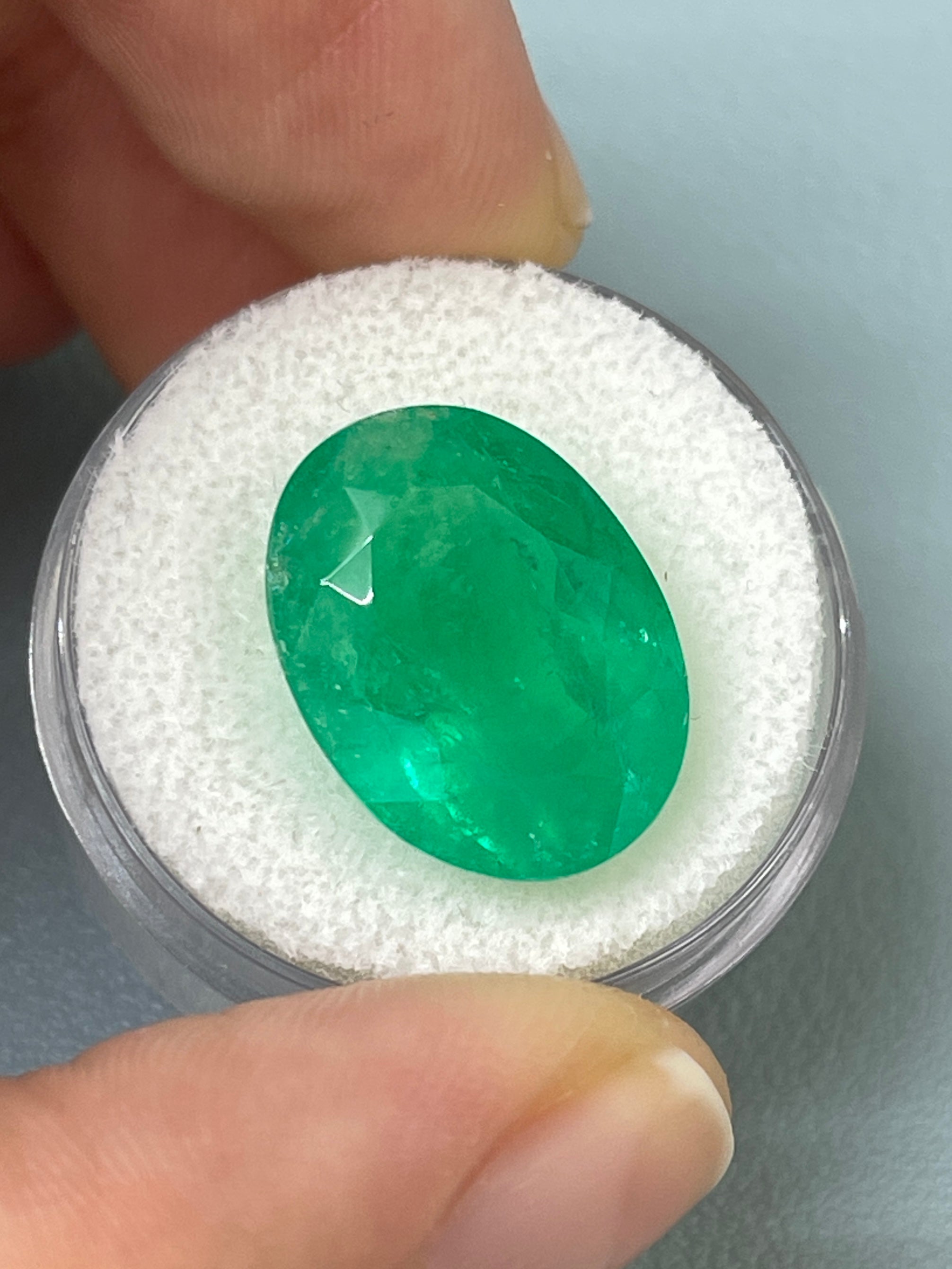 14.72 Carat Natural Colombian Emerald - 17.4x13.3mm Oval Cut Loose Gemstone, Vivid Grassy Green Color for Jewelry Making, Engagement Rings & Luxury Gifts