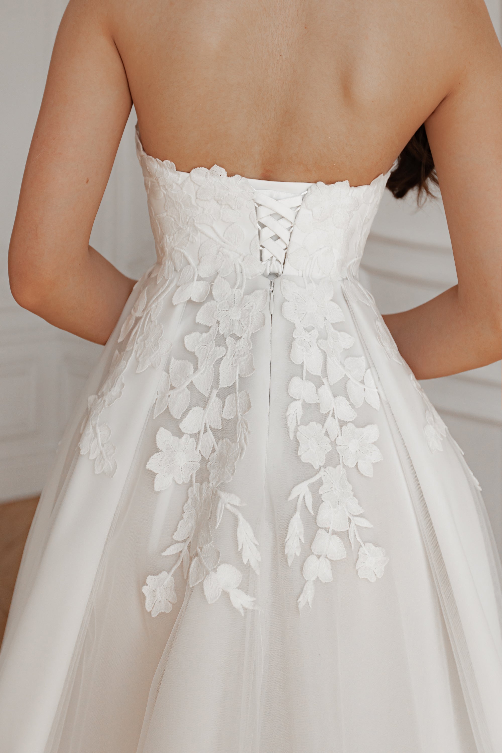 Elegant Floral Lace Wedding Dress with Detachable Sleeves - Perfect for Bridal Ceremony, Garden Wedding & Formal Occasions