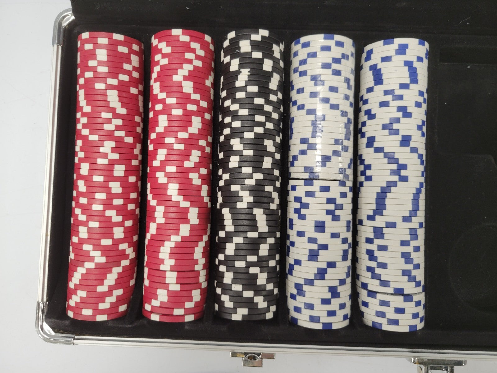 Premium 500-Piece Poker Chip Set with Aluminum Case - Casino Style Chips for Texas Hold'em, Blackjack & Home Game Nights