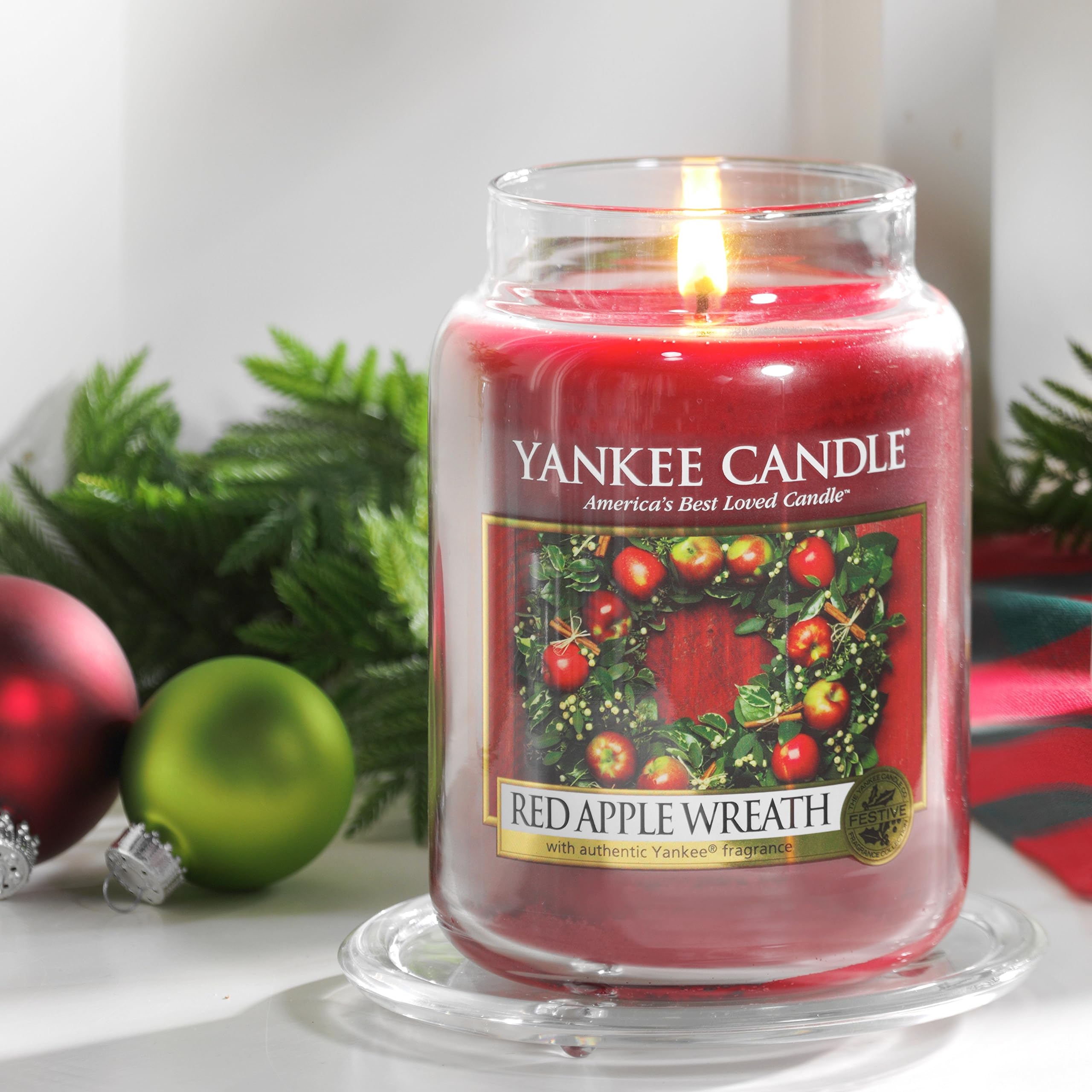 Yankee Candle Red Apple Wreath Large Jar Candle - 14.5oz Scented Candle for Home, Fall Decor & Holiday Gifts | Long-Lasting Fragrance for Living Room, Bedroom & Office
