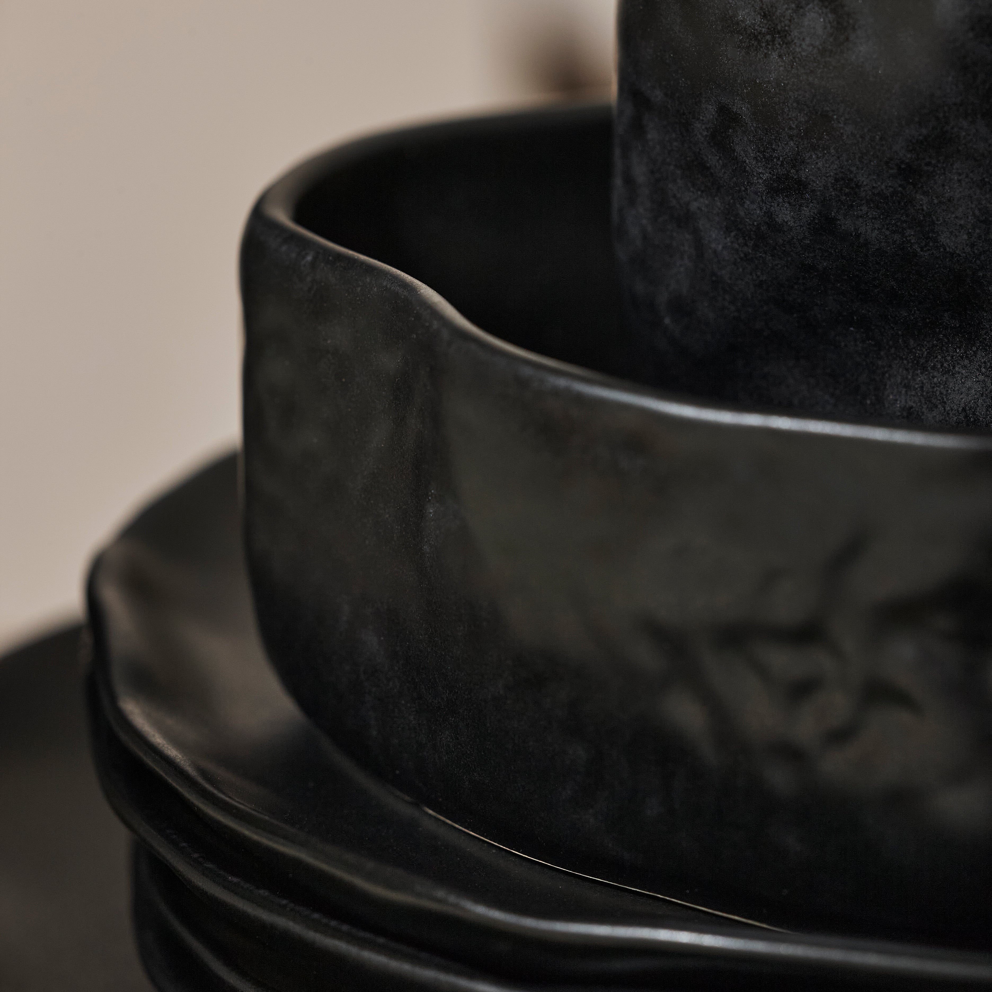 Premium Atik Stoneware Dinnerware Set - Elegant Black Porcelain Plates, Bowls & Mugs - Durable Ceramic Dinnerware for Everyday Use & Formal Dining