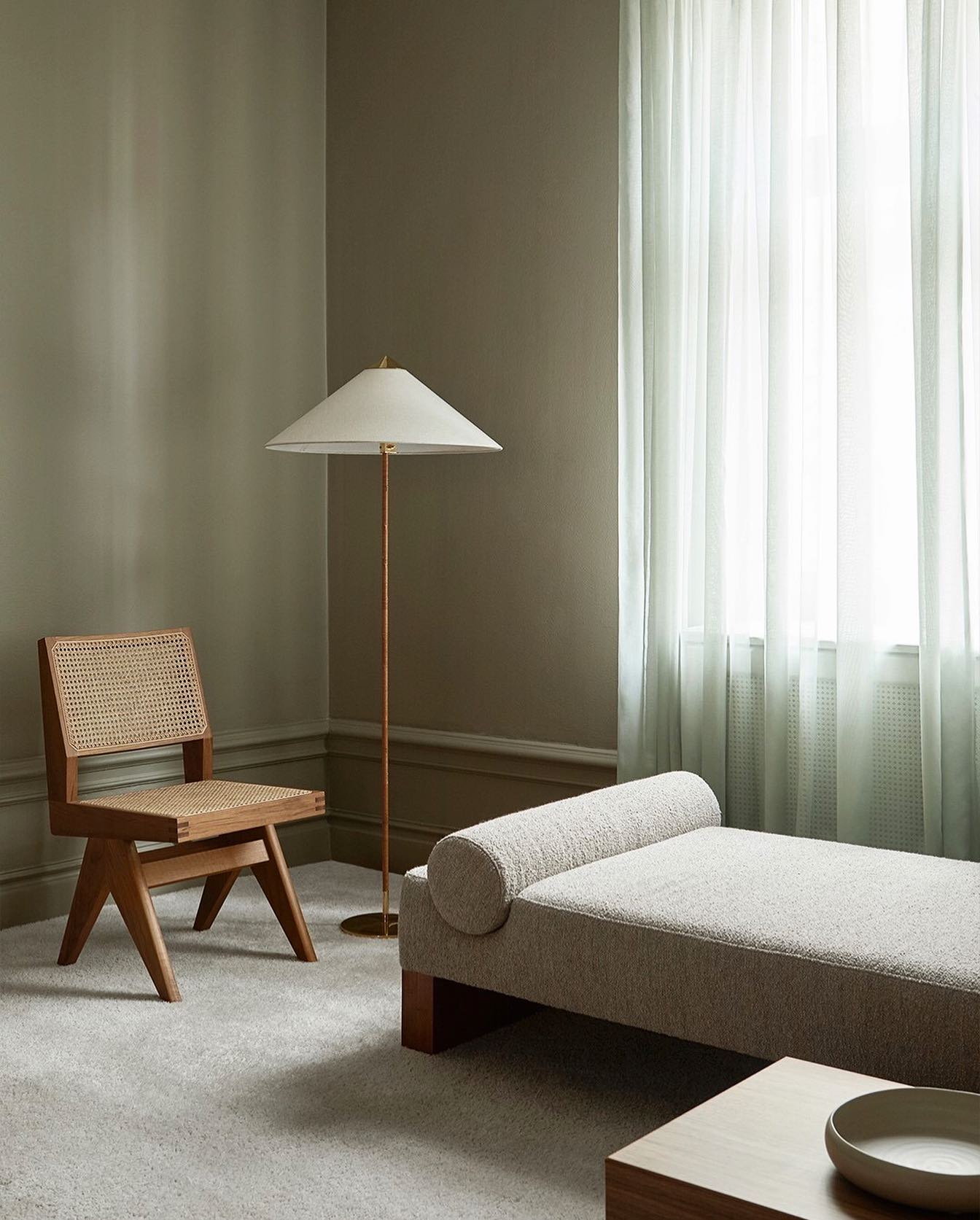Modern Chinese Hat Floor Lamp - Stylish Rattan Shade for Living Room, Bedroom & Office Decor - Perfect for Cozy Ambiance and Reading Nook Lighting