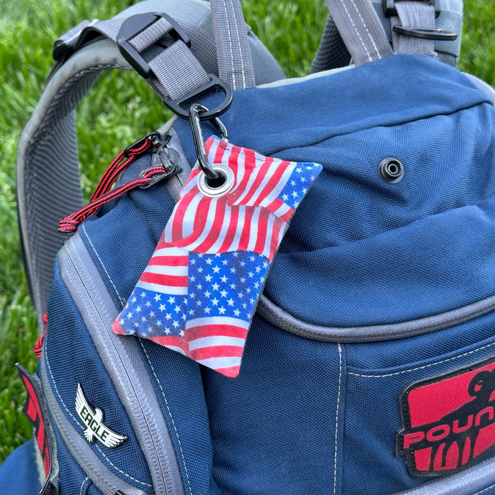 HYZER HOUND DISCS Disc Golf Chalk Bag - Moisture Absorbing Hand Grip Enhancer with Carabiner Clip | Perfect for Summer Play & Competitive Tournaments | Essential Disc Golf Accessory for Better Throws & Consistent Performance