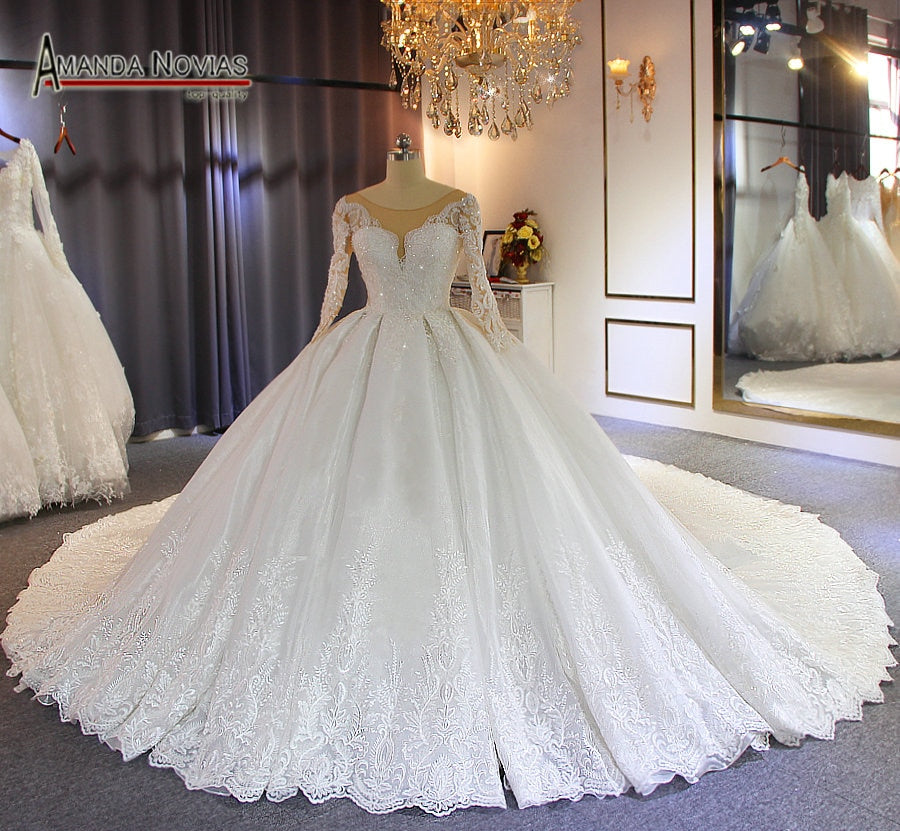 Luxury Long Train Big Ball Gown Wedding Dress - Elegant Evening Gown for Bridal, Prom & Formal Events - Perfect for Weddings, Galas & Red Carpet Occasions