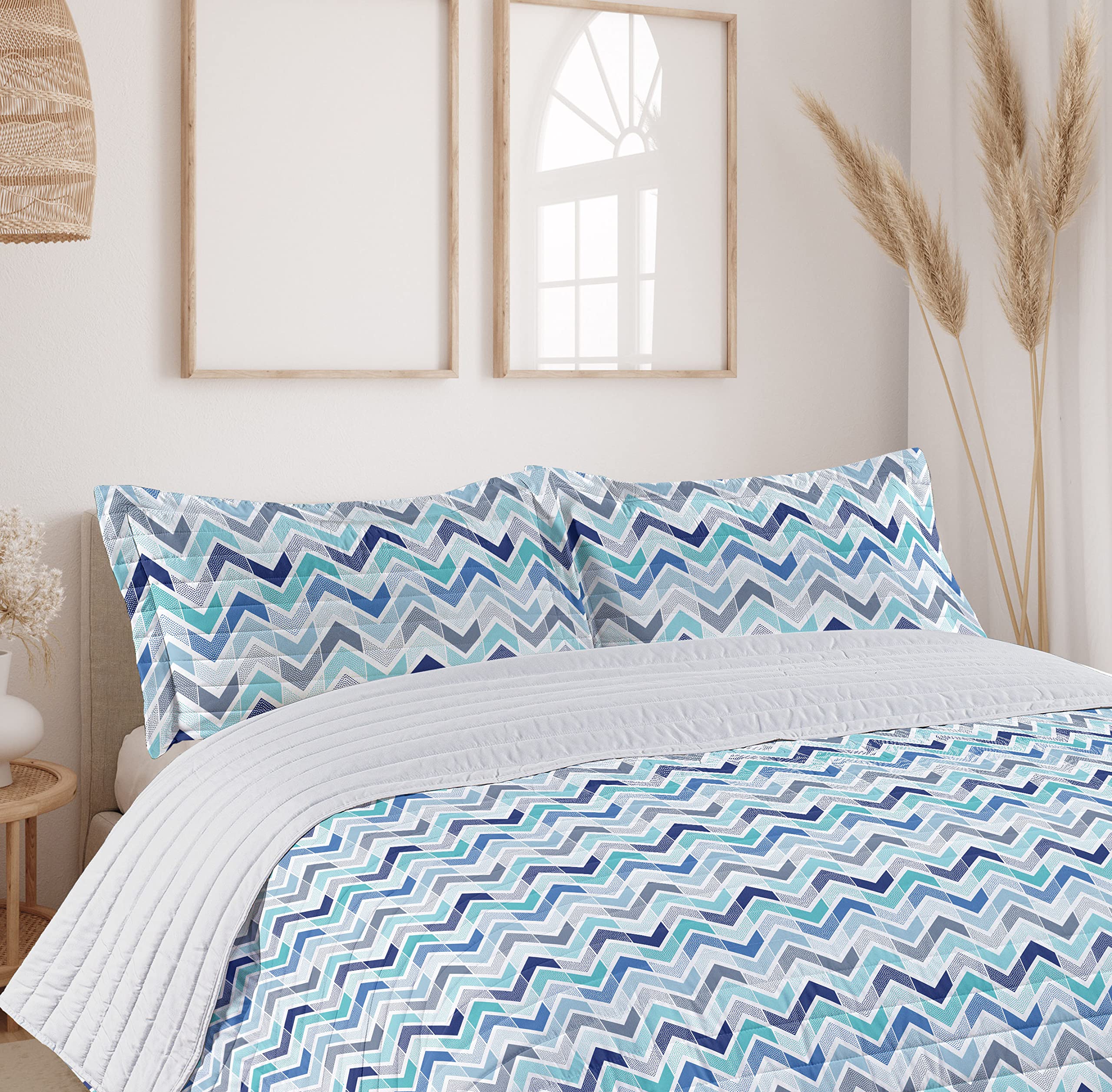Ambesonne Modern Microfiber Bedspread Set - Doodle Style Dots & Zigzag Pattern King Size Blue White | Soft Bedding with Pillow Shams & Comforter | Perfect for Contemporary Bedrooms & Guest Rooms