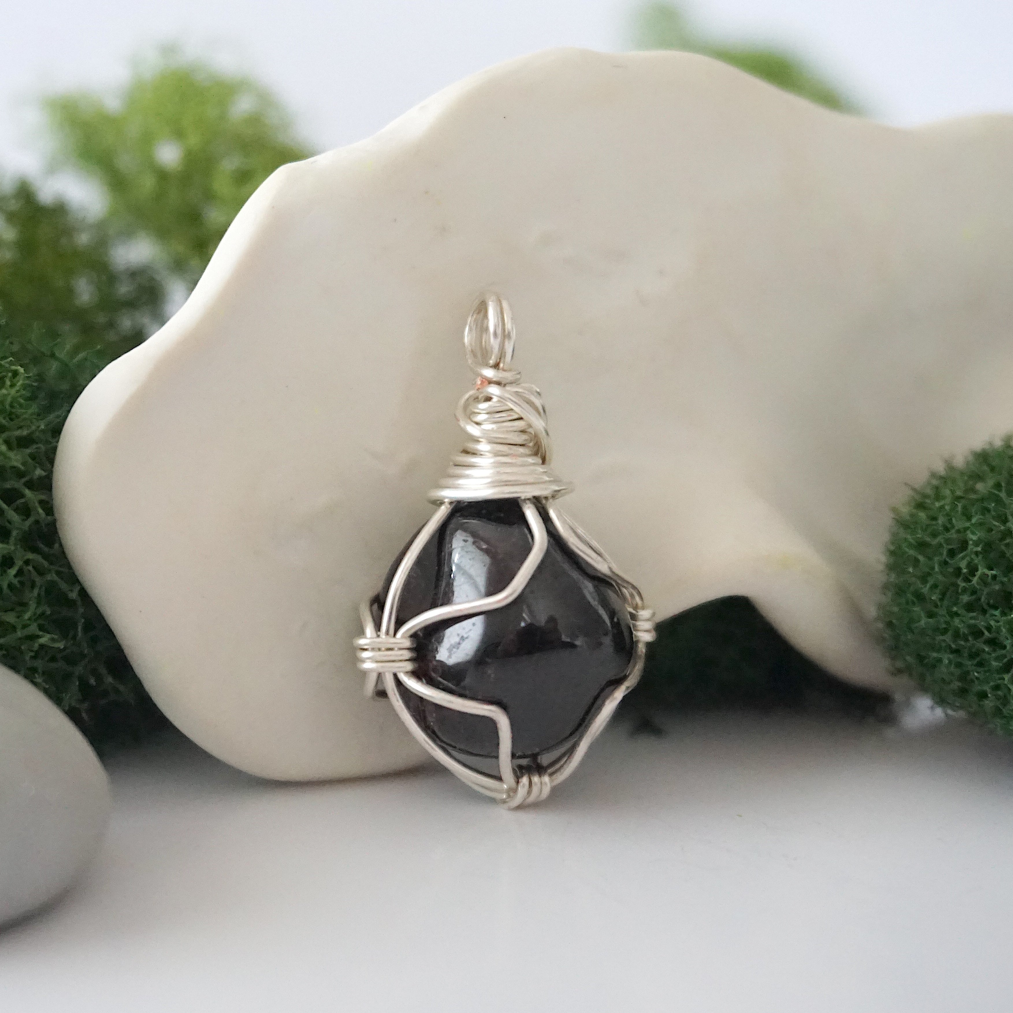 Gorgeous Garnet Crystal Birthstone Necklace - January Birthstone Jewelry for Women, Elegant Pendant Gift for Mom, Wife, Daughter | Perfect for Birthdays, Anniversaries & Special Occasions