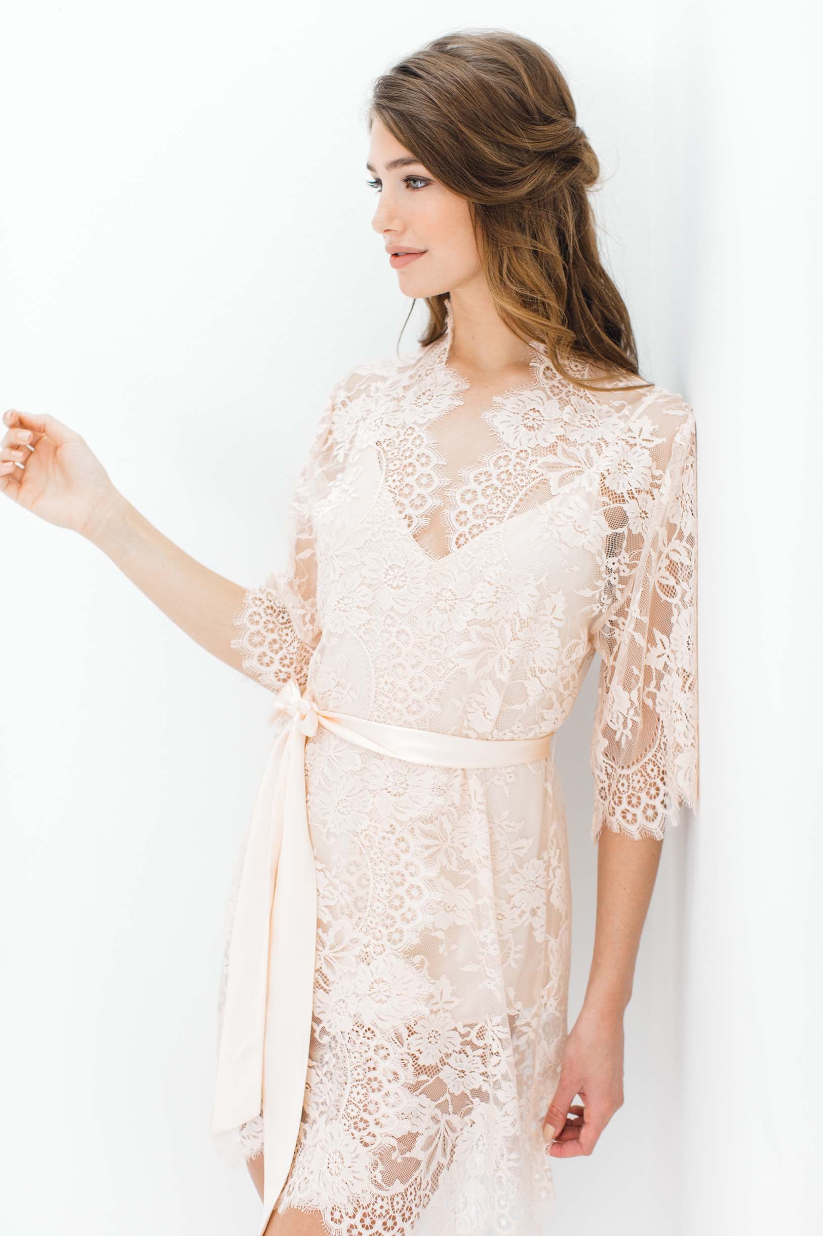 Elegant Swan Queen Bridal Lace Robe in Blush Pink - Perfect for Wedding Morning, Bridal Shower & Honeymoon Getaway