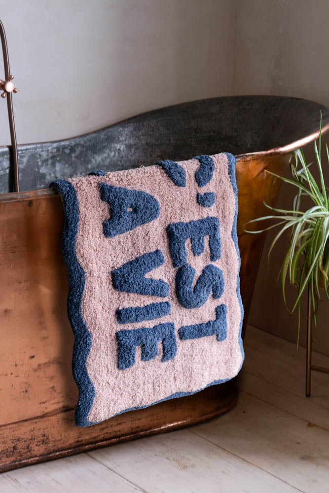 Navy & Pale Pink C'est La Vie Bath Mat - Soft Absorbent Non-Slip Bathroom Rug for Shower, Tub, and Vanity Area - Perfect for Modern and Cozy Home Decor