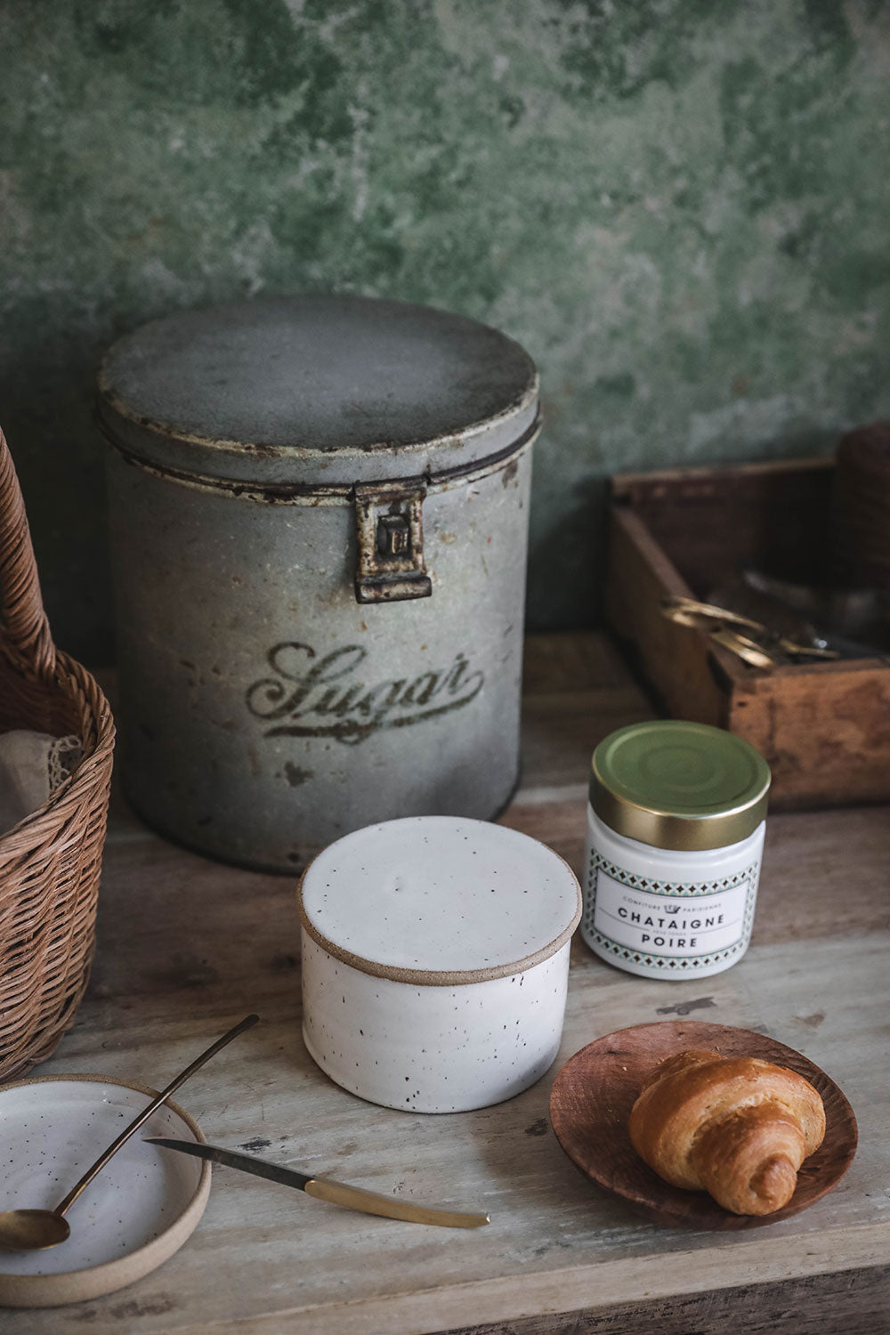 Premium Ceramic Butter Keeper with Lid - Airtight Butter Dish for Fresh Spreadable Butter - Perfect for Kitchen Counter, Dining Table & Breakfast Buffet