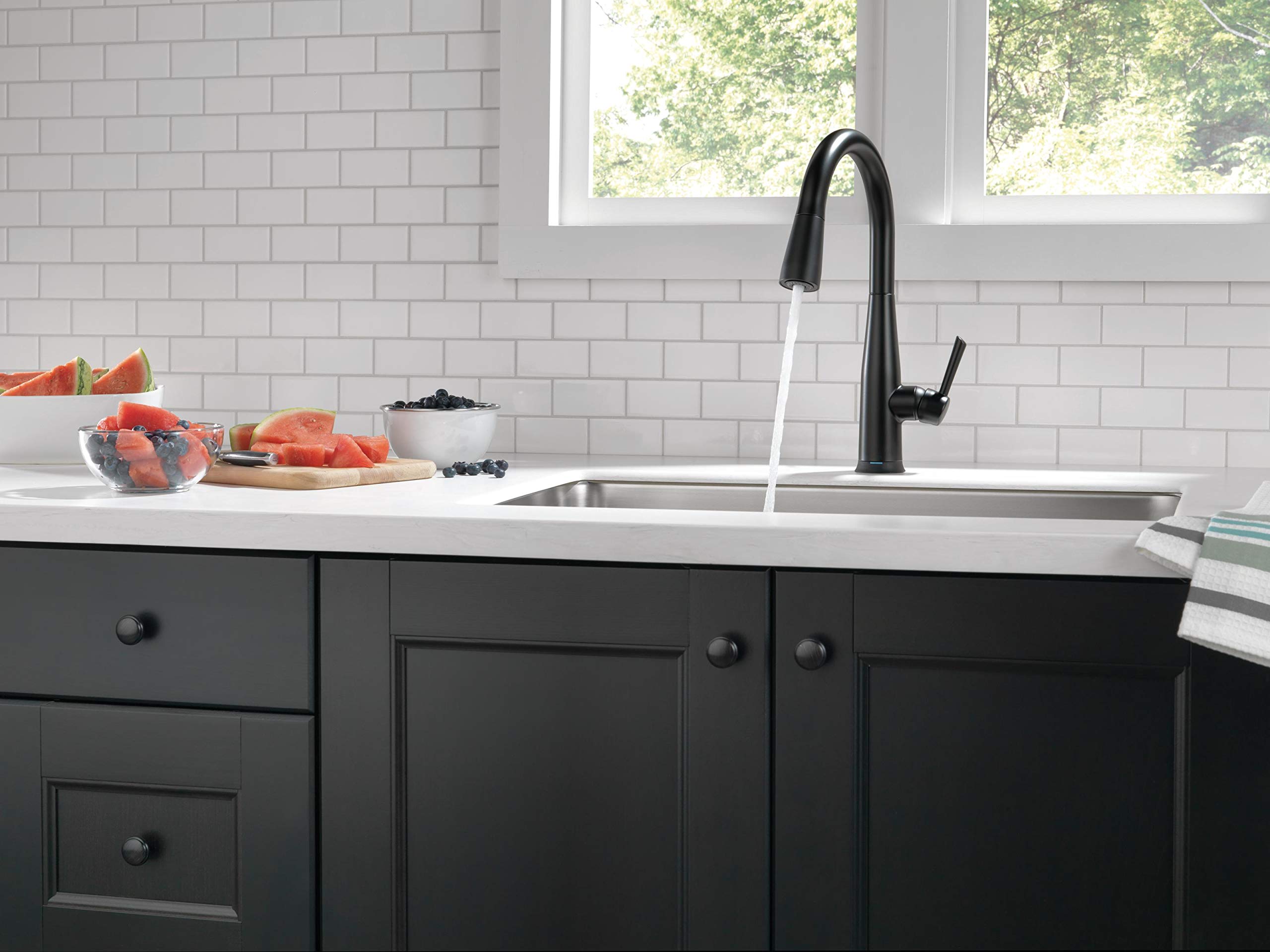 Delta Essa VoiceIQ Smart Kitchen Faucet with Pull-Down Sprayer - Alexa & Google Assistant Voice Control, Touchless Operation, Matte Black Finish - Perfect for Modern Smart Homes & Hands-Free Cooking