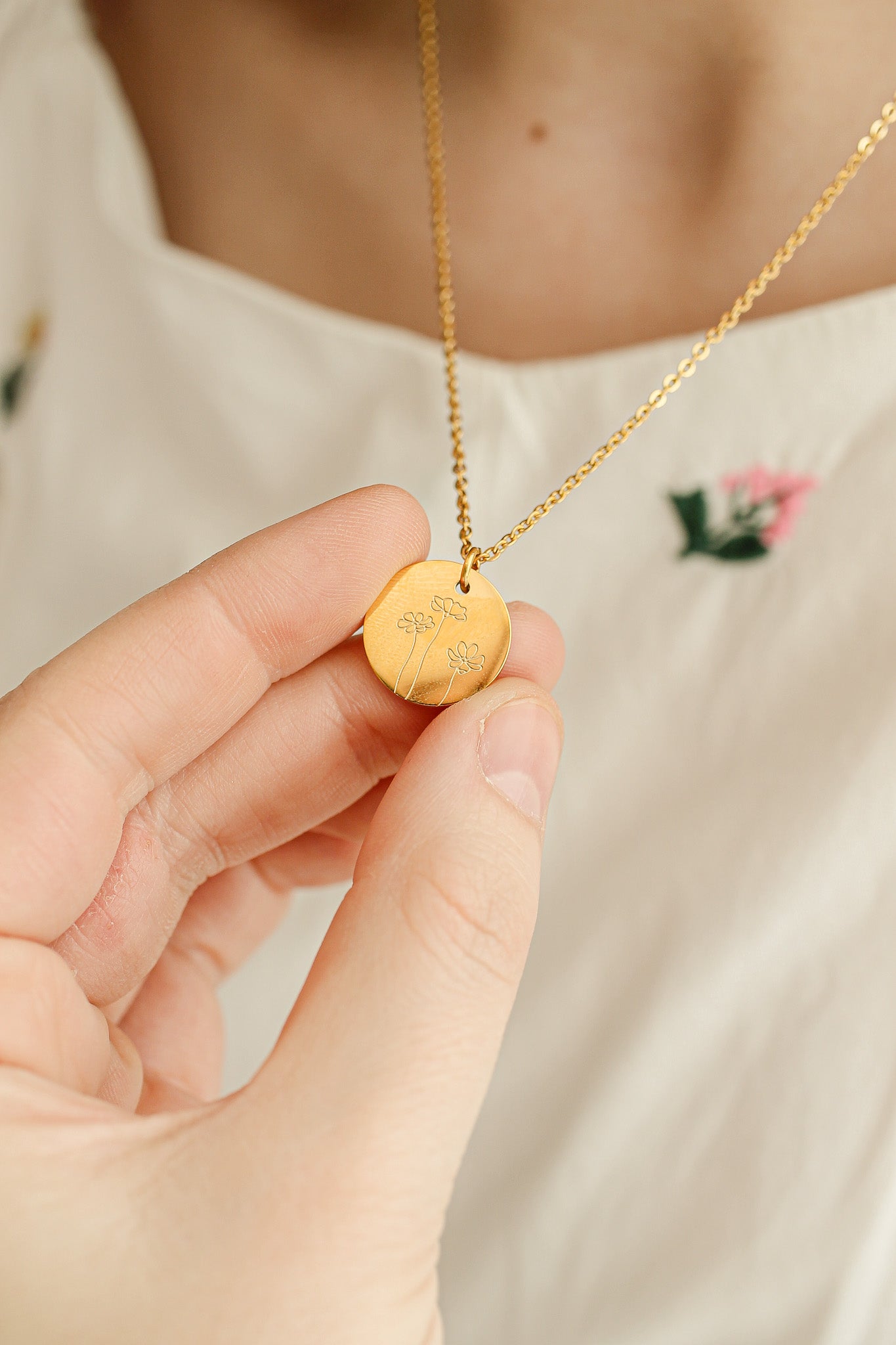 Gold Birth Flower Necklace - Personalized Floral Jewelry Gift for Women - Perfect for Birthdays, Anniversaries & Mother's Day