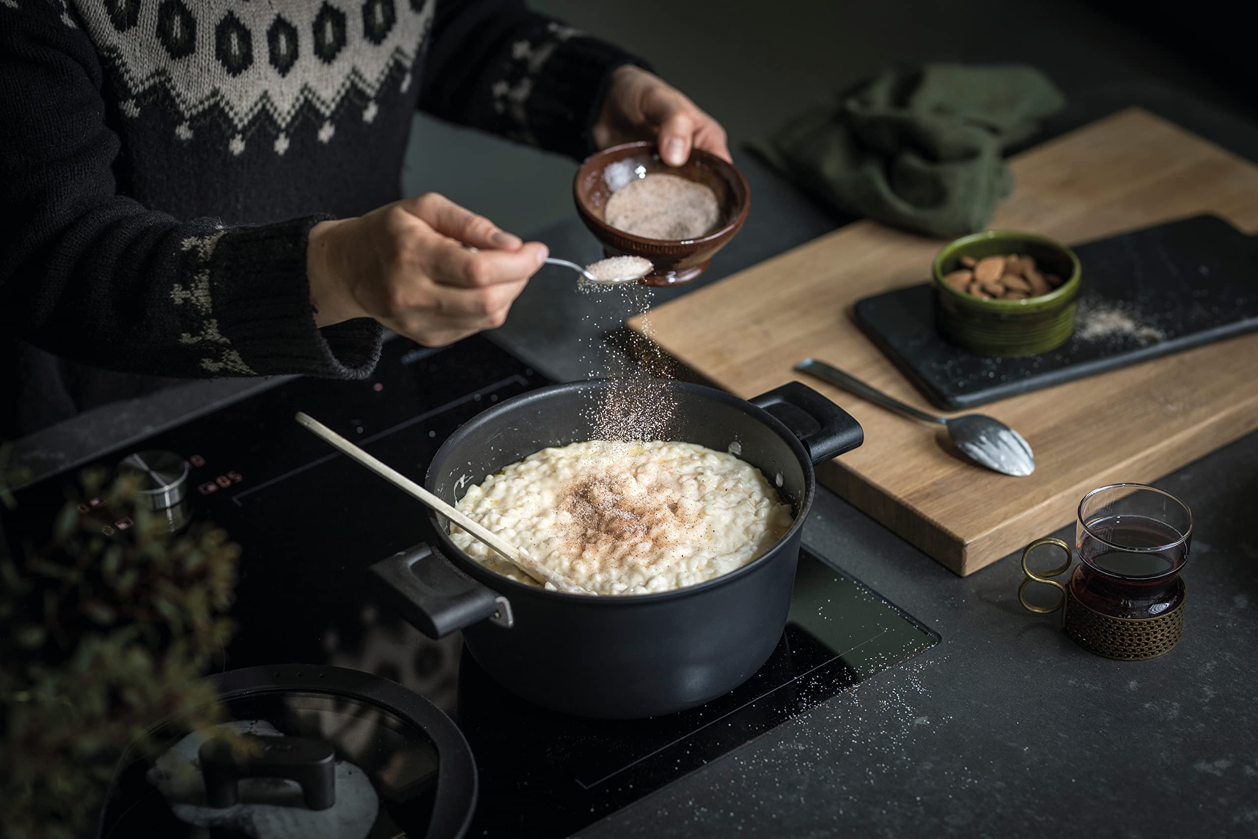 Fiskars 1052227 22cm Casserole Dish - 3.5L Aluminum Non-Stick Pot with Scratch-Resistant Coating - Oven & Hob Safe - Perfect for Baking, Stewing & Serving Family Meals