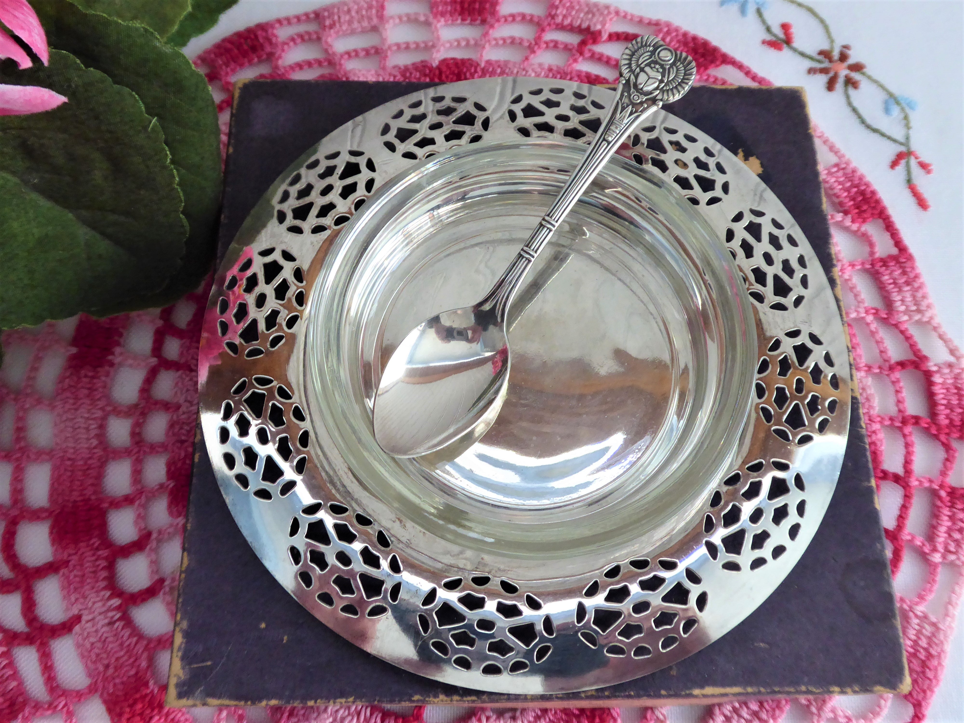 Vintage Oneida Silver 3-Piece Jelly Serving Set with Scarab Spoon & Pierced Bowl - Elegant Tea Party Dessert Set for Afternoon Tea, Bridal Showers & Vintage Collectors (1970s Antique Silverware)