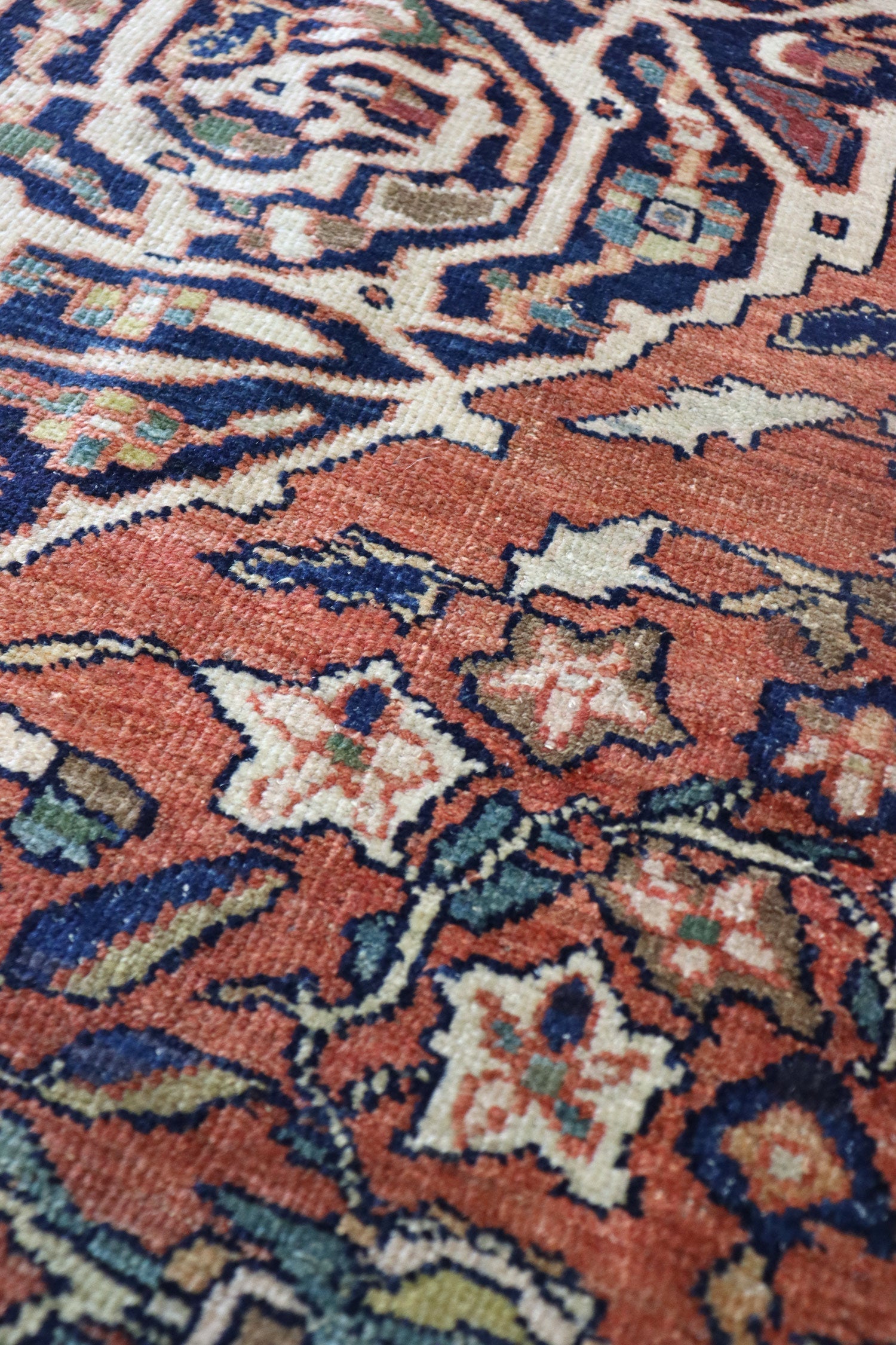Antique Ferahan Sarouk Handwoven Traditional Persian Rug - J67173 - Perfect for Living Room, Bedroom & Home Decor