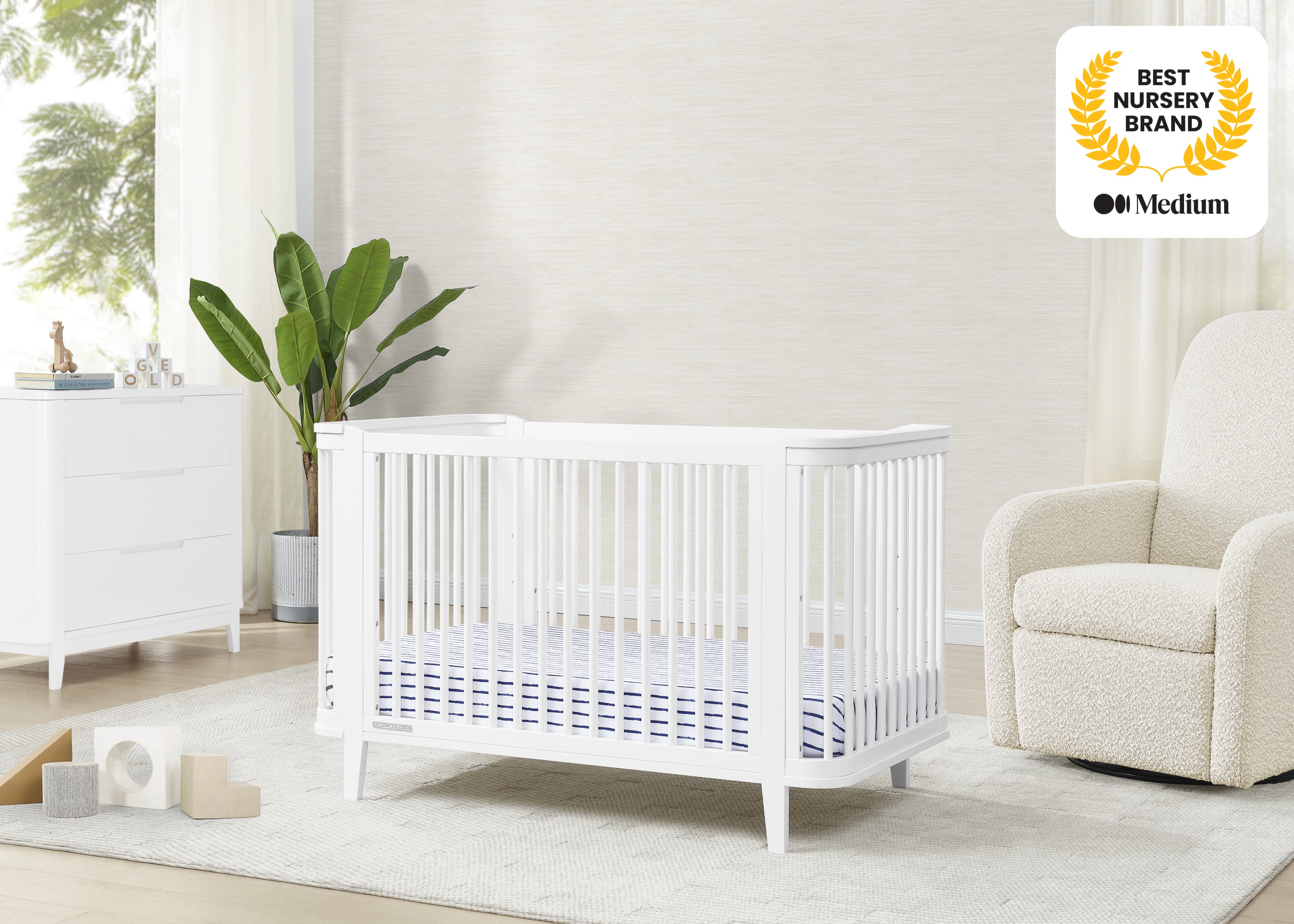 Noah 4-in-1 Convertible Baby Crib to Toddler Bed - White Wooden Nursery Furniture for Newborns & Kids - Perfect for Nursery, Bedroom & Daycare